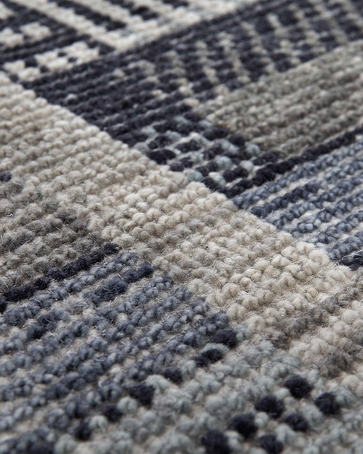 CH44 Highland 275 Alfombra rectangular de lana anudada a mano con diseño a cuadros by Mohebban Italiano en venta