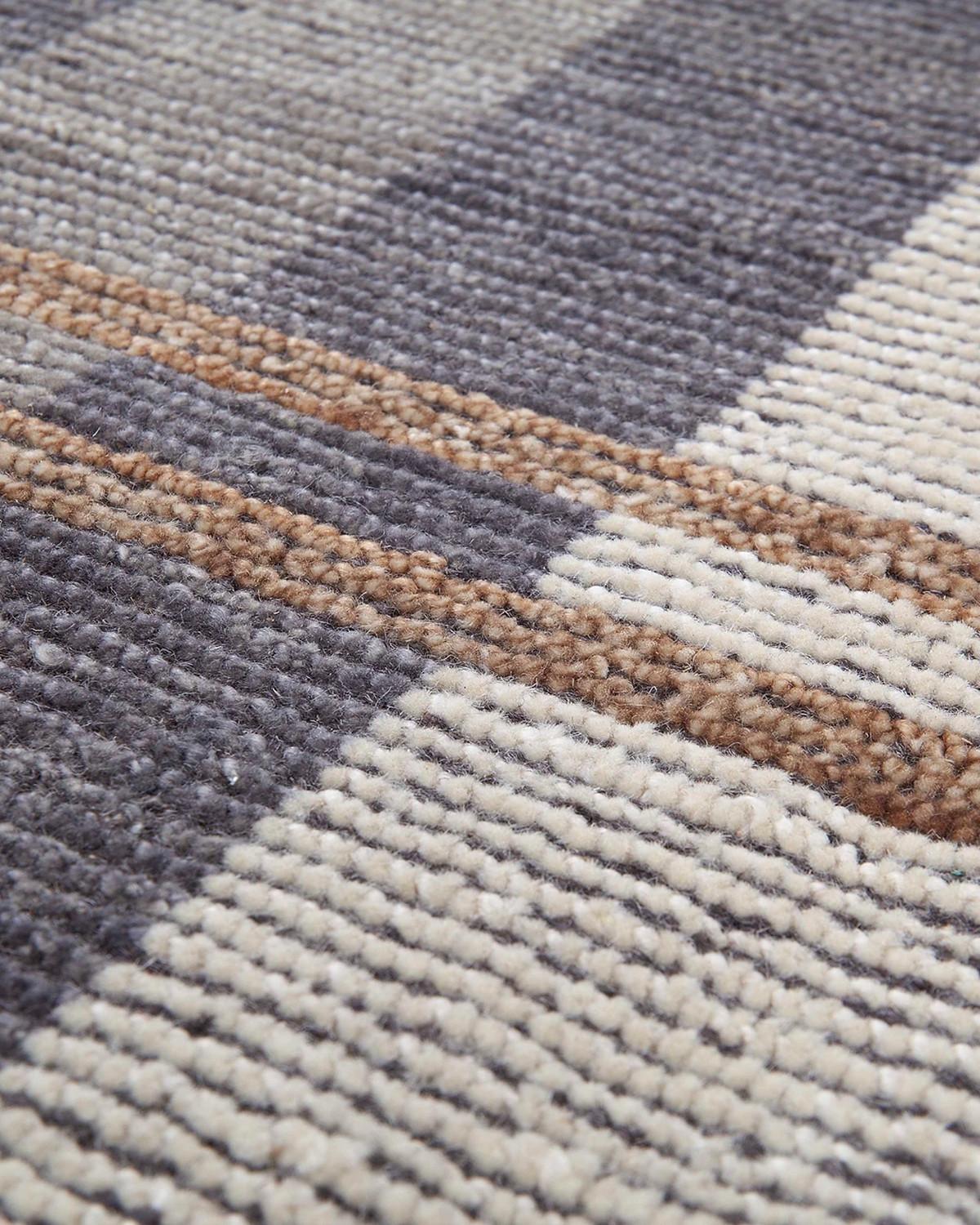 CH44 Highland 425 Alfombra rectangular de lana anudada a mano con diseño a cuadros by Mohebban Posmoderno en venta