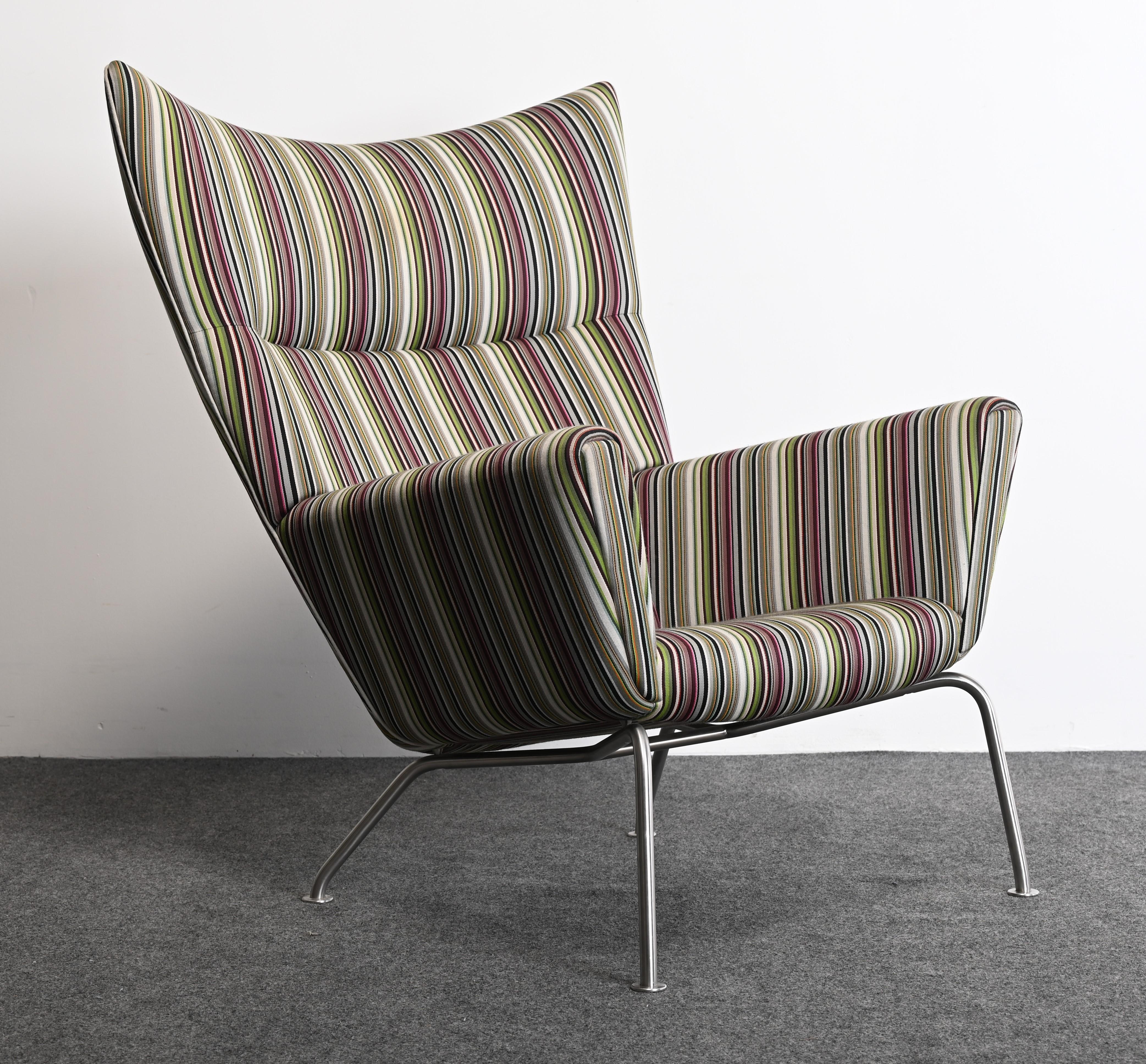 Un classique du design, la chaise longue à oreilles CIRCA, conçue par Hans Wegner en 1960 pour Carl Hansen & Son, circa 2006. Cette chaise n'a jamais été produite en série jusqu'à récemment. La chaise longue CH445 Wing Lounge a été nominée pour le
