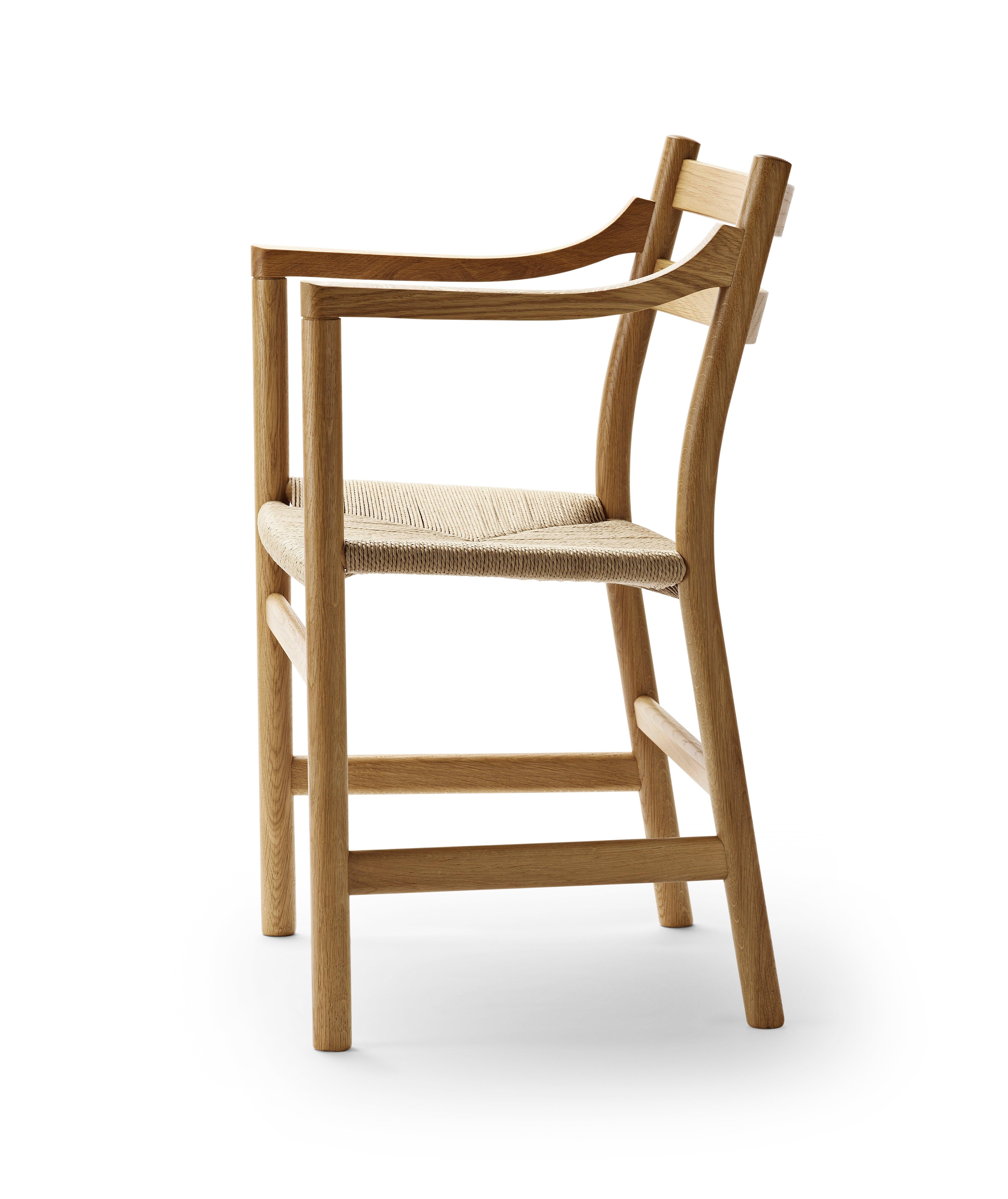 The 1965 design of the CH46 chair perfectly showcases Hans J. Wegner’s affinity for functional, elegant simplicity. The CH46 is inspired by the American Shaker movement from the 1800s, the characteristics of which are recognized globally as one of