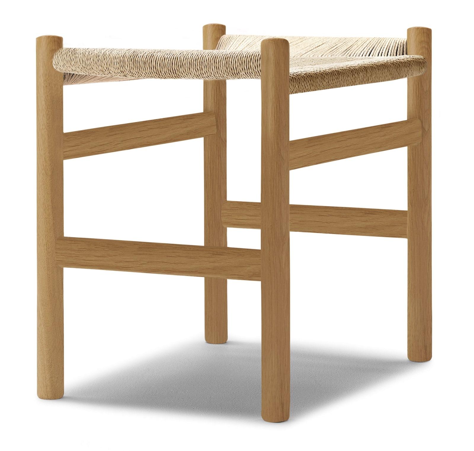 Hans J. Wegner schuf 1966 den Hocker CH53, der seine Leidenschaft für handwerkliches Können und alltägliche Funktionalität deutlich macht. Mit seinem Gestell aus Massivholz und der handgeflochtenen Sitzfläche aus Papierkordel ist der Hocker durch