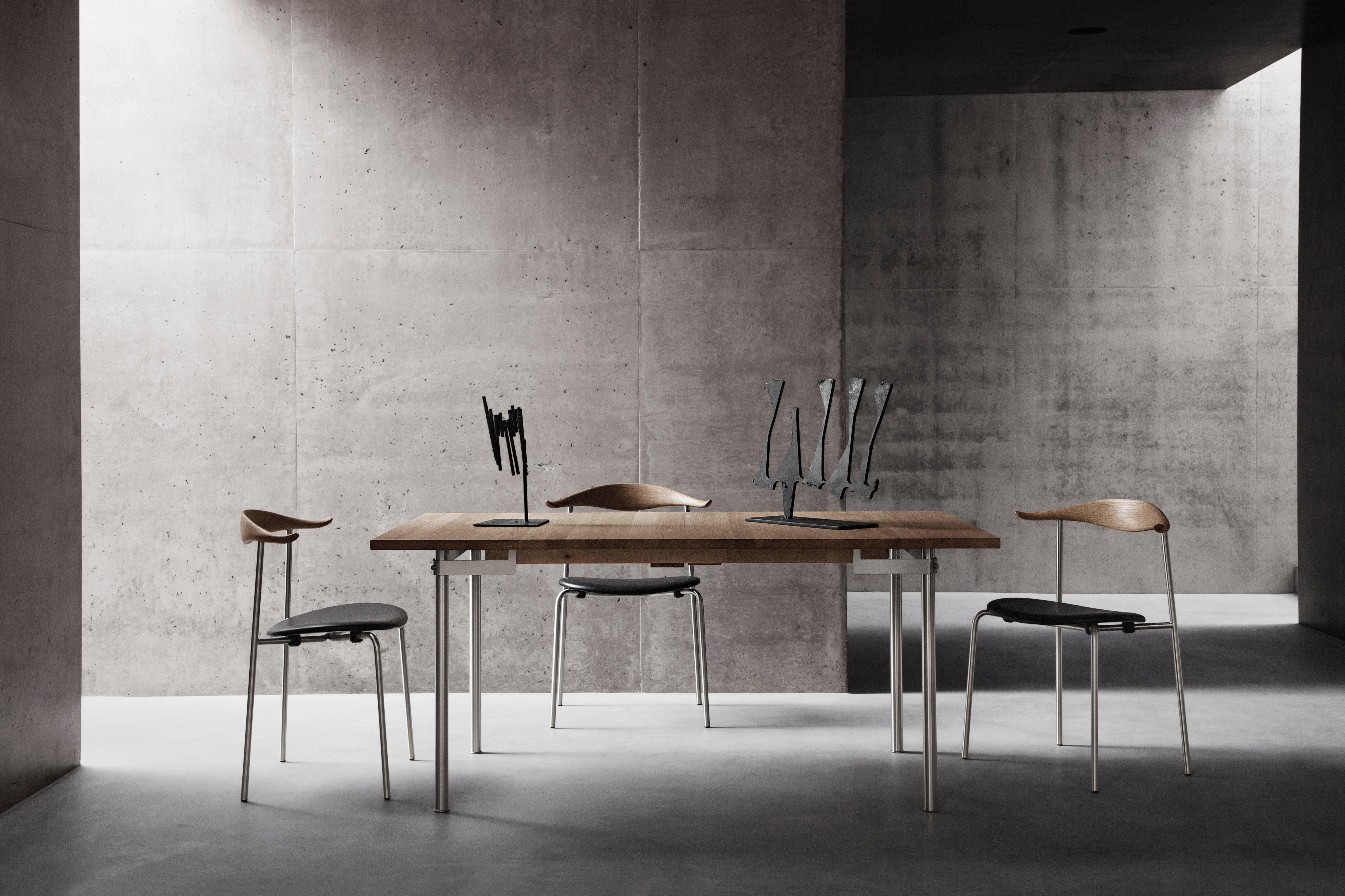 The CH88P dining chair is an example of Hans J. Wegner’s exploration of materials. The elegant combination of upholstery, wood and steel shows Wegner’s ability to make minimalist forms appear soft and comfortable. Wegner originally developed the
