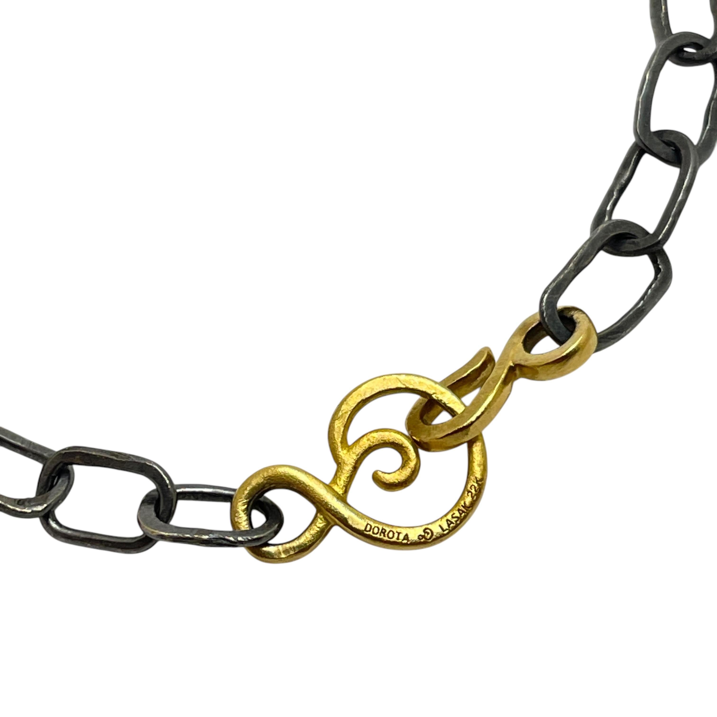 Bracciale a catena in oro 22K e argento sterling

DETTAGLI

- Oro 22k

- argento sterling ossidato

- timbrata DOROTA LASAK 22k, 925

- chiusura 13 mm, gancio 10 mm

- Lunghezza 7