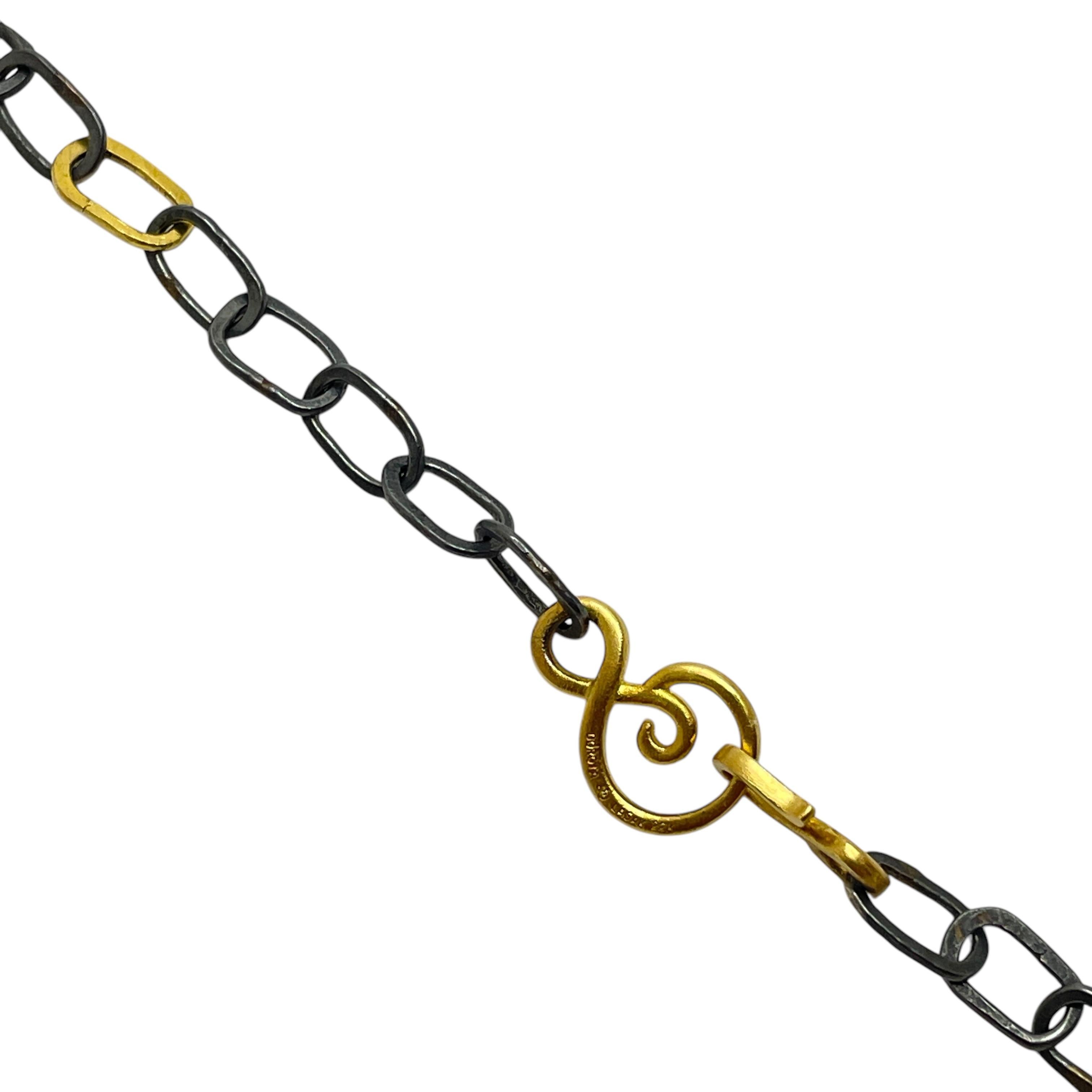 Collana a catena in argento sterling e oro 22K

DETTAGLI

- Oro 22k

- argento sterling ossidato

- timbrata DOROTA LASAK 22k, 925

- chiusura 13 mm, gancio 10 mm

- Lunghezza 16