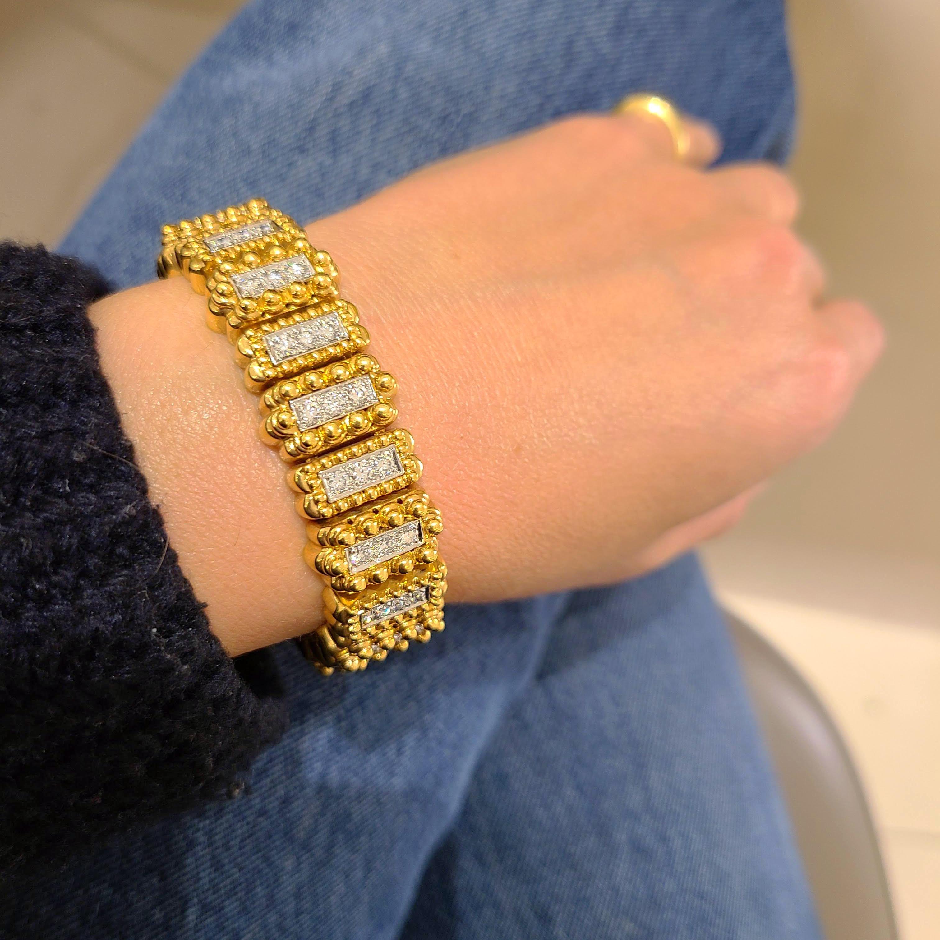 Ein wunderschönes Armband aus 18 Karat Gelbgold, Platin und Diamanten, entworfen von Tilson Gem Designs für ihre Chaavae Kollektion.
Das Armband besteht aus 22 einzelnen, erhabenen Perlenabschnitten aus Gelbgold. Jeder Abschnitt ist mit einer