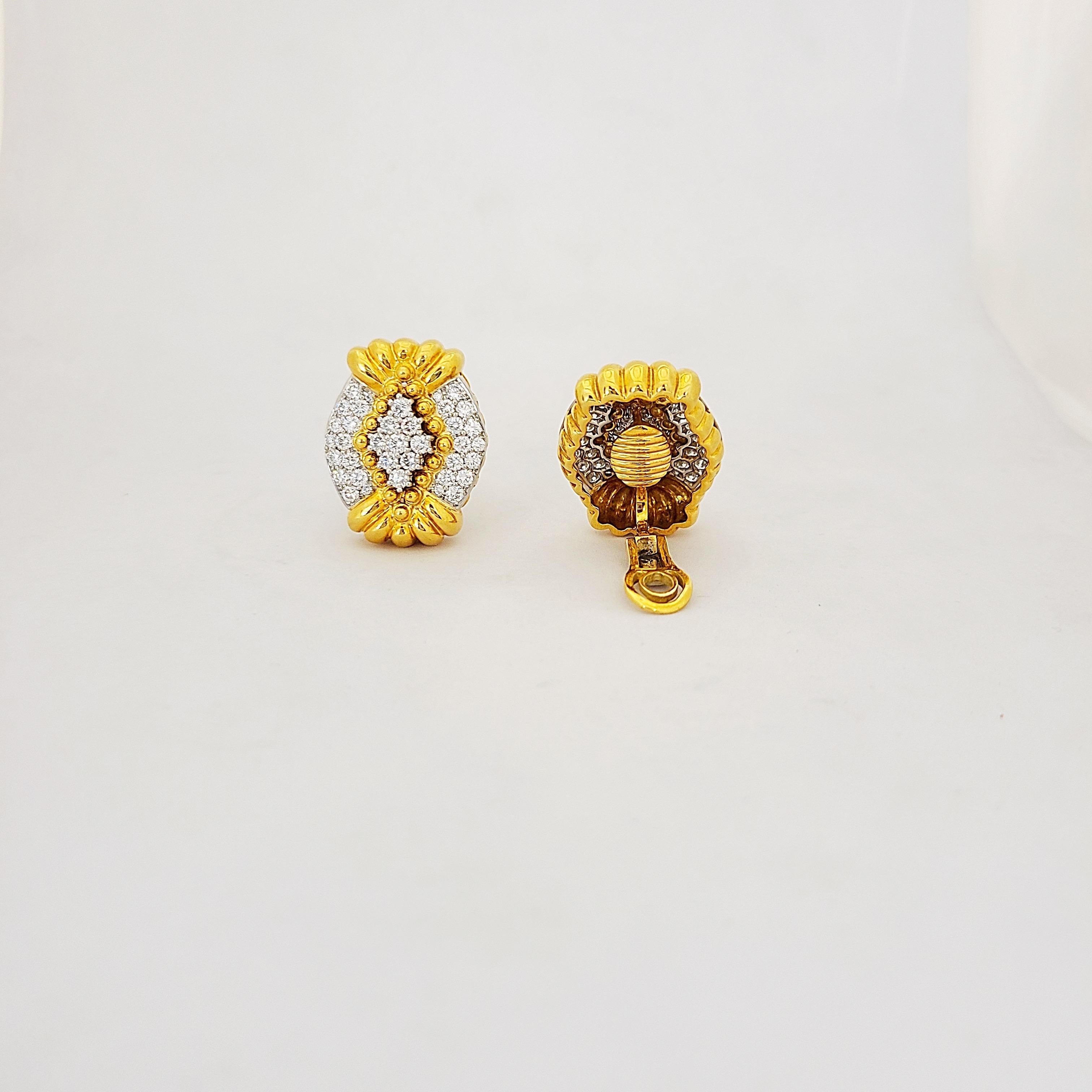 Chaavae Ovale Ohrringe aus 18 Karat Gold und Platin, 3,50 Karat Diamanten, Modified (Zeitgenössisch) im Angebot