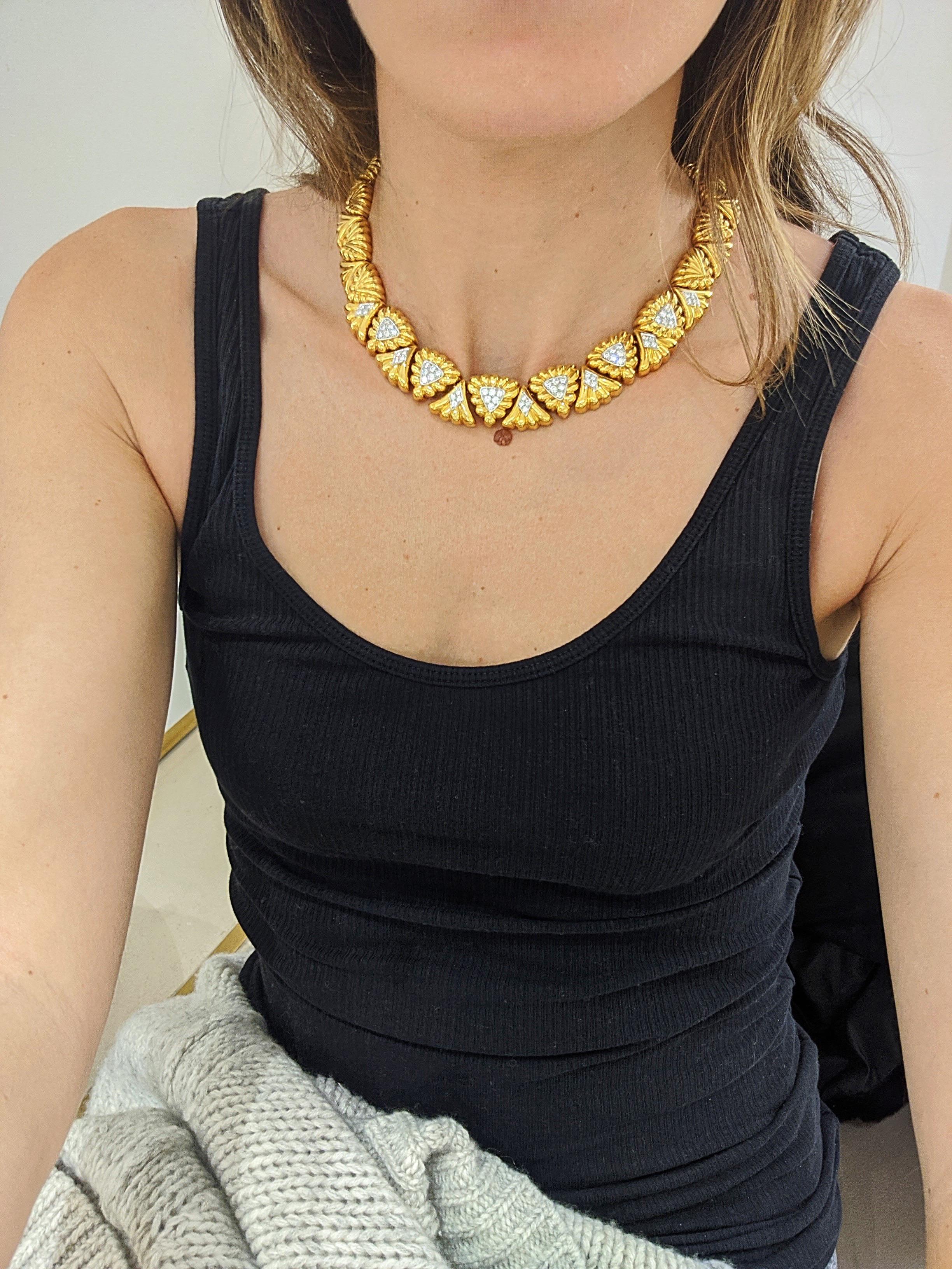 Eine wunderschöne Diamant-Halskette aus 18 Karat Gelbgold und Platin, entworfen von Tilson Gem Designs für ihre Chaavae Kollektion.
Die Halskette besteht aus insgesamt 44 dreieckigen Teilen. Die vorderen 13 Teile sind mit runden Brillanten in Platin