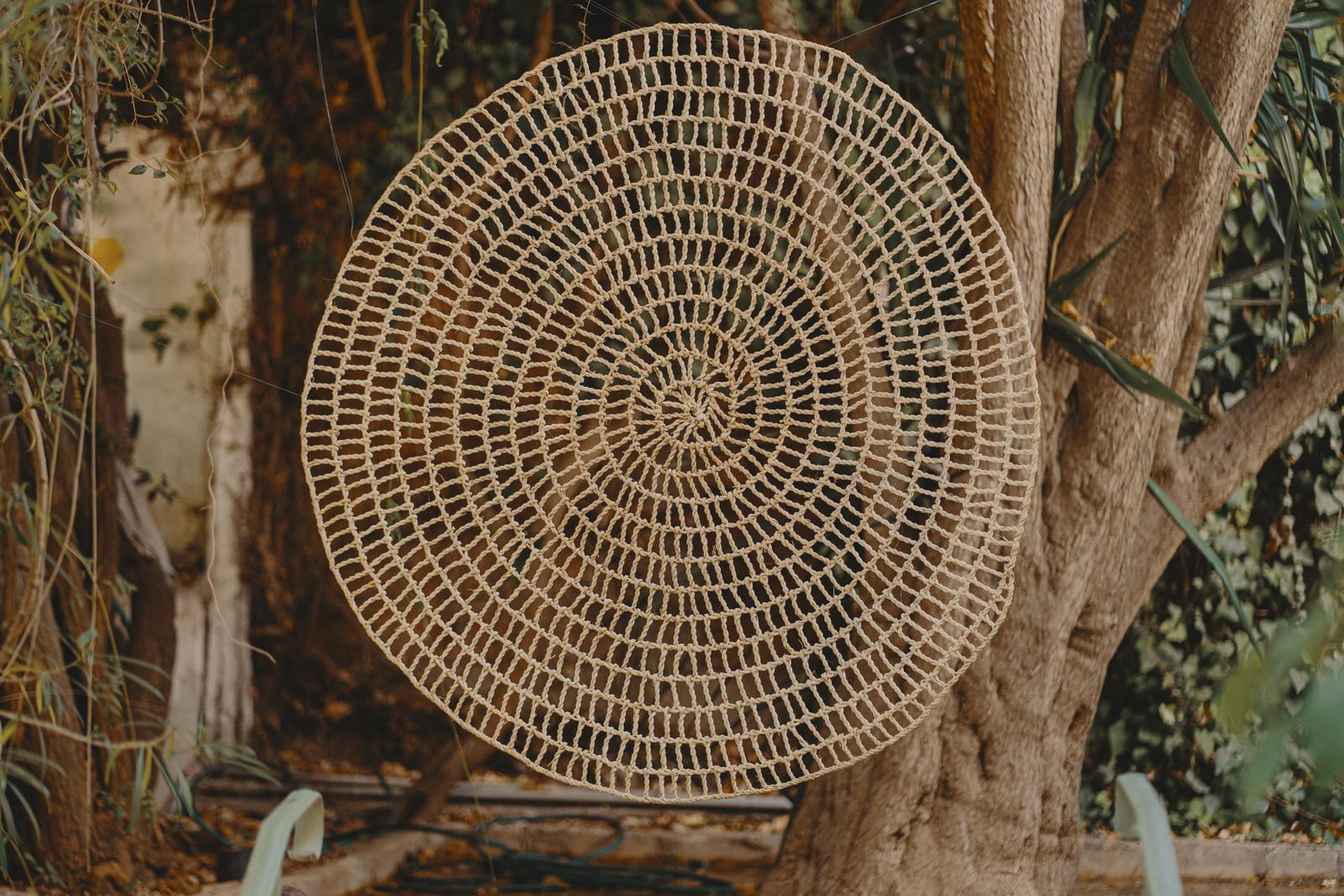 Le tapis de décoration murale CHABKA est un tapis en toile d'araignée écologique fabriqué à partir de fibres de palmier naturelles. 

Le tapis CHABKA offre une combinaison unique de style et de durabilité. La forme en toile d'araignée ajoute une