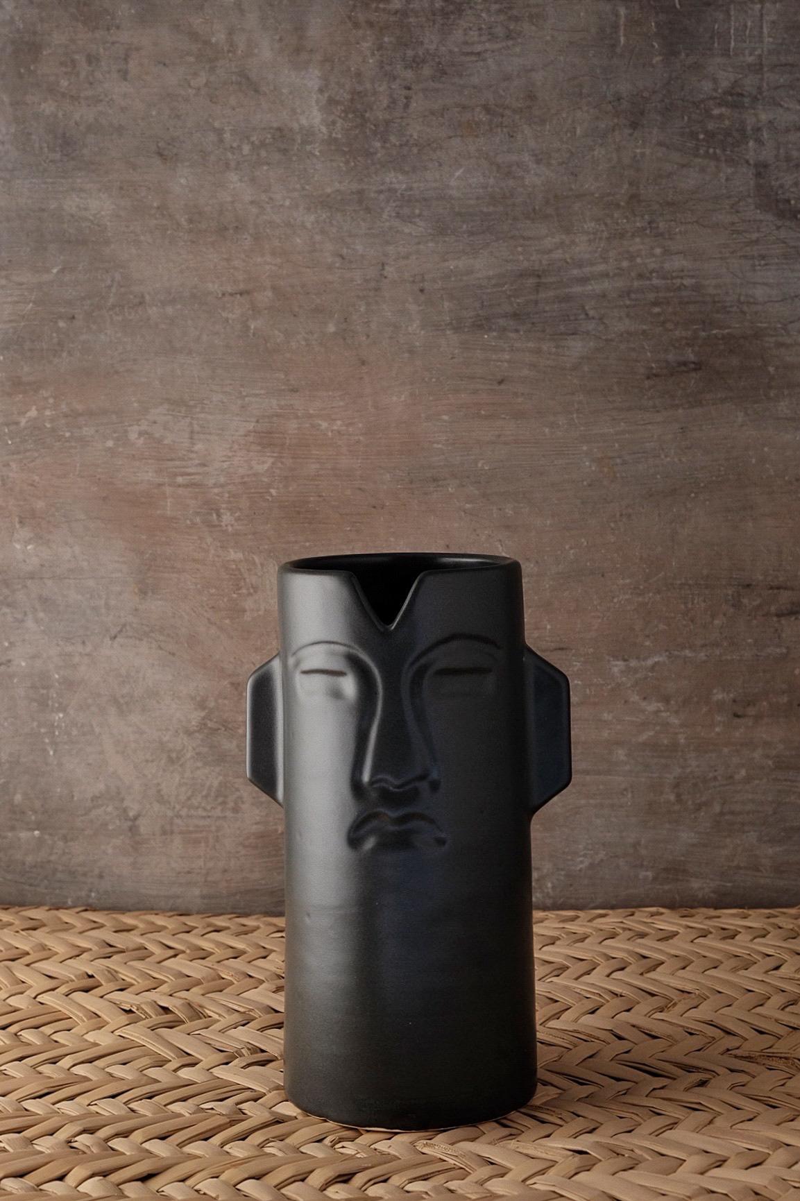 Vase en céramique Chac d'Onora
Dimensions : D 12 x 25 cm
Matériaux : Céramique
Disponible en noir, blanc et sable.

Ce vase en céramique fait référence à des masques cérémoniels préhispaniques. Moulé par des artisans de l'État du Mexique.

Cette