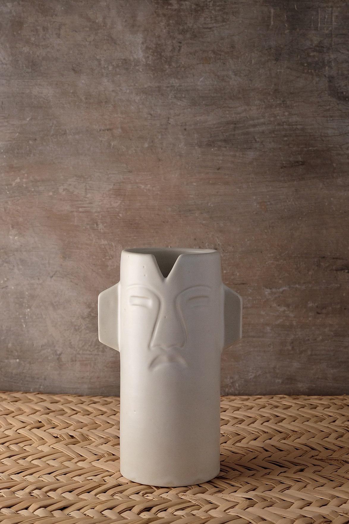 Vase en céramique Chac d'Onora
Dimensions : D 12 x 25 cm
Matériaux : Céramique
Disponible en noir, blanc et sable. 

Ce vase en céramique fait référence à des masques cérémoniels préhispaniques. Moulé par des artisans de l'État du Mexique.

Cette
