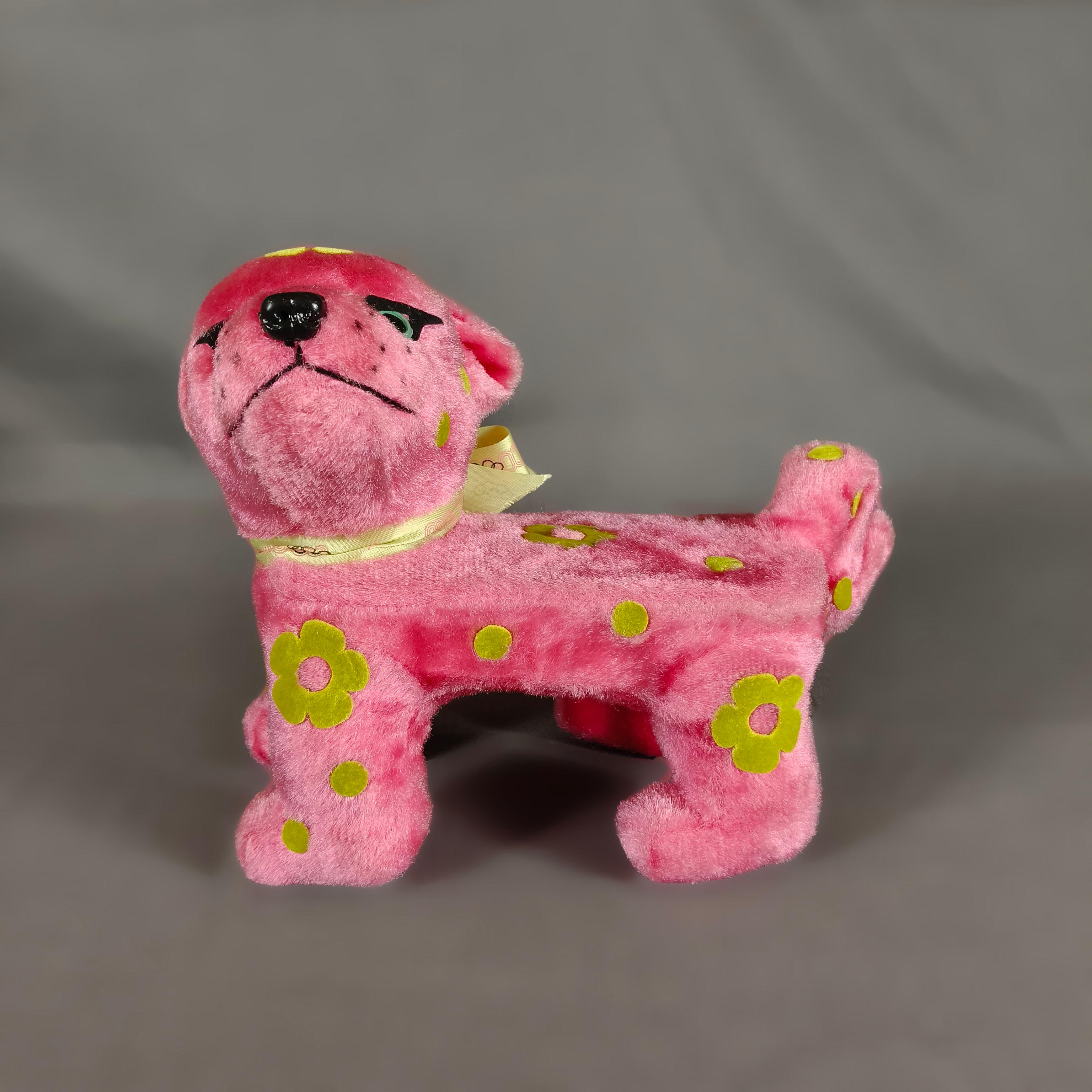 Un raro peluche Chac Mool in tessuto rosa e verde con dettagli in plastica e un nastro verde delle Olimpiadi di Città del Messico del 1968. Chac Mool significa Grande Giaguaro in lingua maya ed è ispirato al trono trovato vicino al Castello