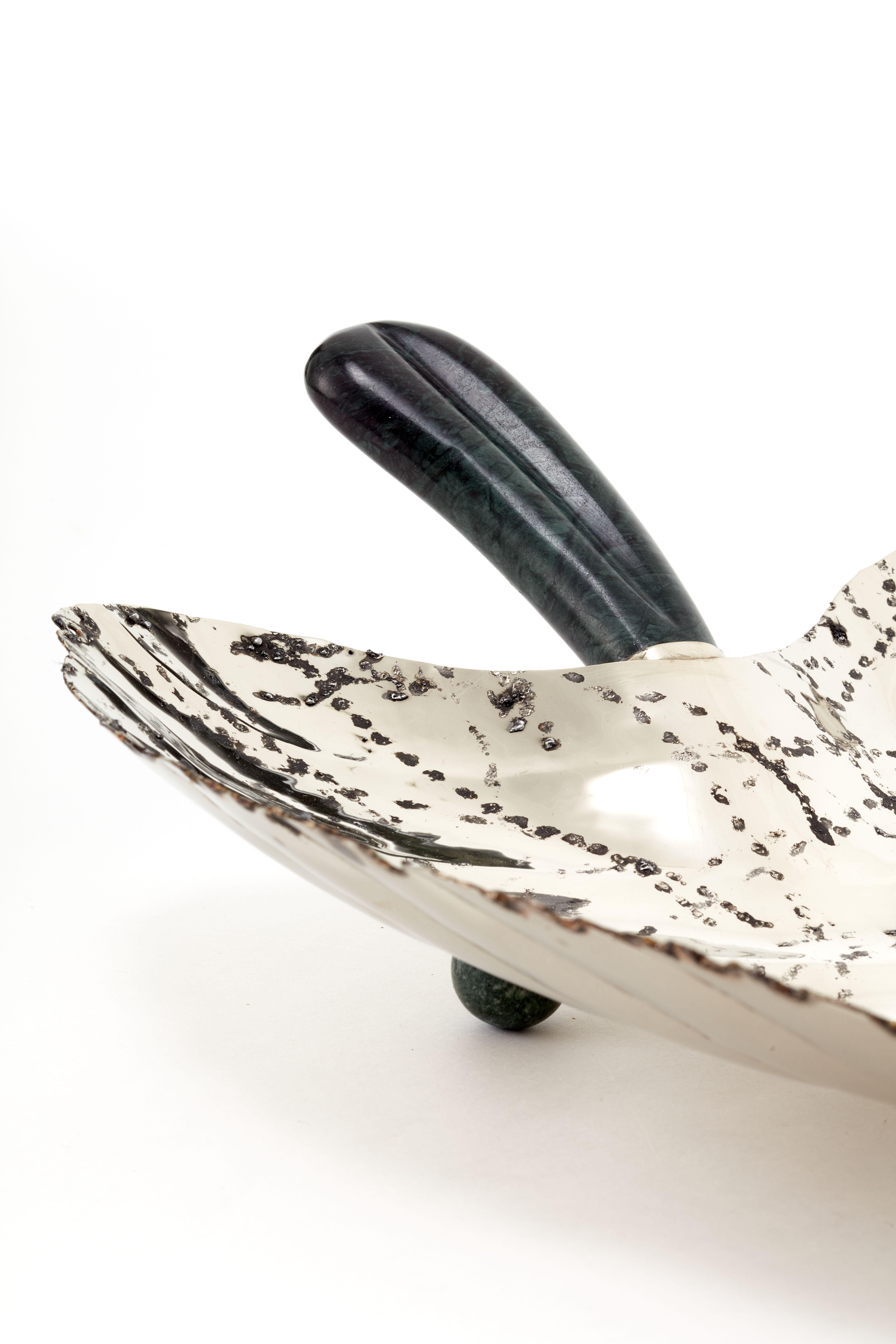 With its beauty and elegant movement and curves, the Chaco leafs brings us the concept for this family of handmade trays with fine alpaca and onyx stone. They are perfect for serving or to display as a decorative piece.

Our pieces are made by hand.