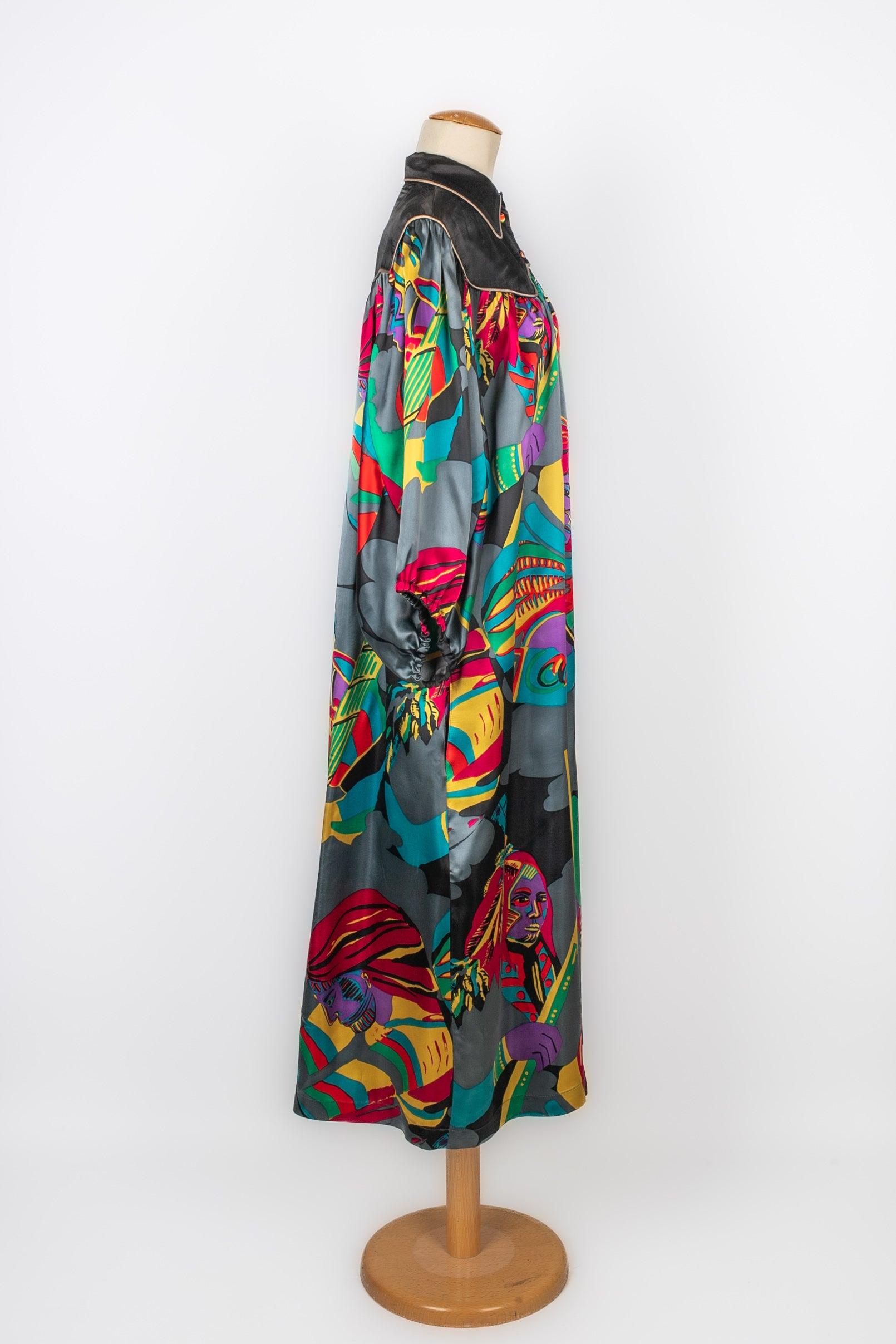 Chacok - (Made in France) Long multicolored dress with a faces design. Size 1 indicated, it fits a 40FR.

Additional information:
Condition: Good condition
Dimensions: Shoulder width: 42 cm - Sleeve length: 46 cm - Length: 130 cm

Seller Reference: