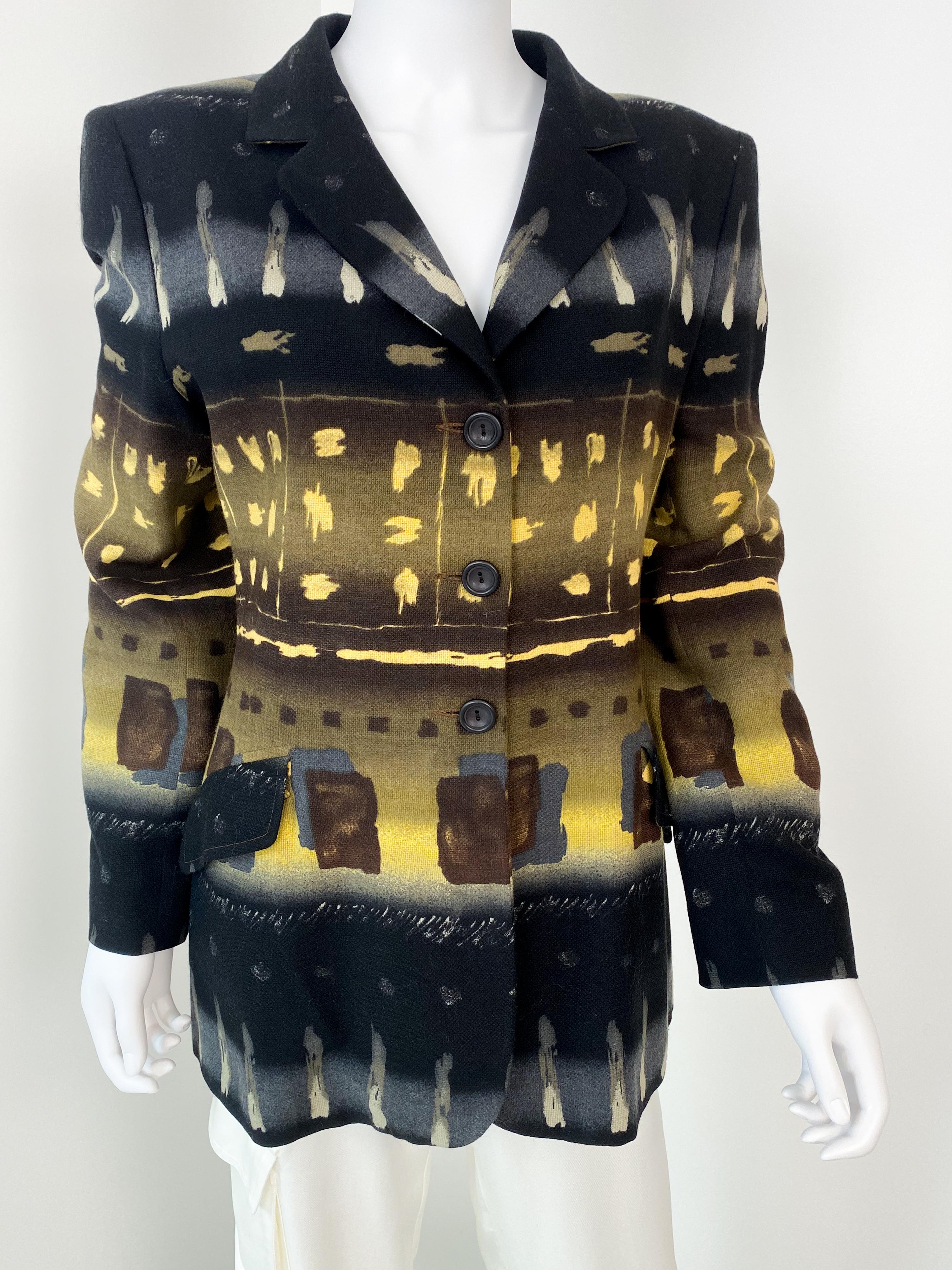 Cette rare veste vintage Chacok Paris des années 1980 est une véritable pièce d'apparat, présentant un imprimé abstrait saisissant sur un luxueux mélange de laine et de viscose. Sa silhouette longue et élégante est complétée par des manches longues,