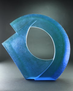 Abstrakte Skulptur „Elements and Geometry - Blue“ aus farbwechselndem Glas