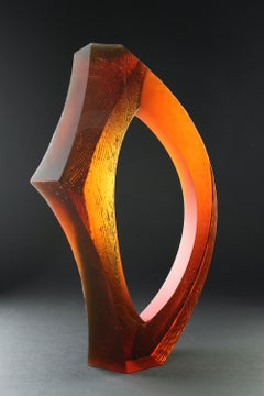 Abstrakte Skulptur „Elements and Geometry - Red“ aus farbwechselndem Glas