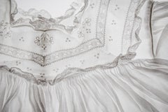 Ali Baby (Photographie de nature morte d'une robe d'enfant ancienne brodée en blanc)