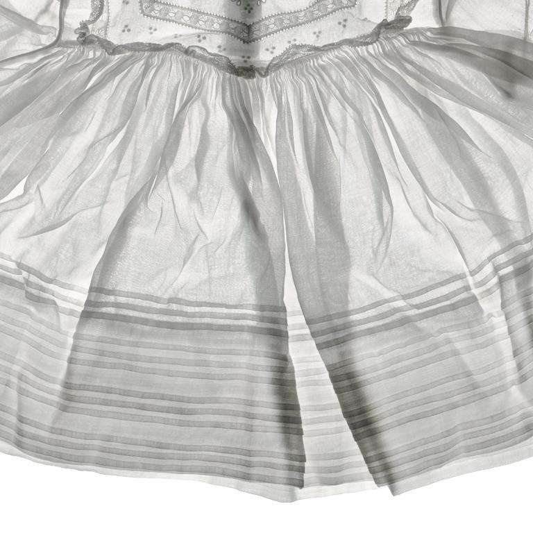 Ali Baby (Photographie de nature morte d'une robe d'enfant ancienne brodée en blanc) en vente 1