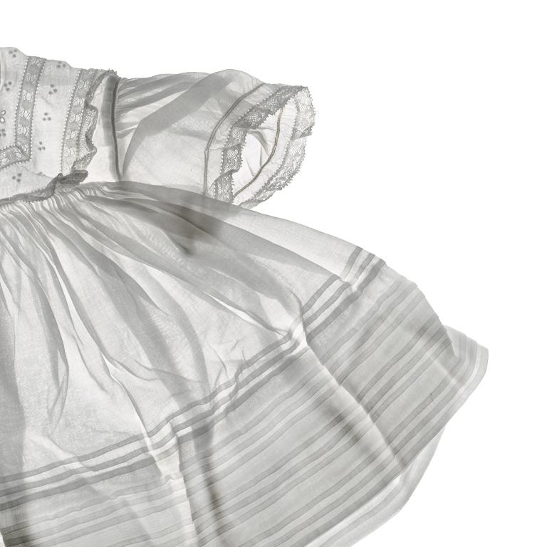 Ali Baby (Photographie de nature morte d'une robe d'enfant ancienne brodée en blanc) en vente 2