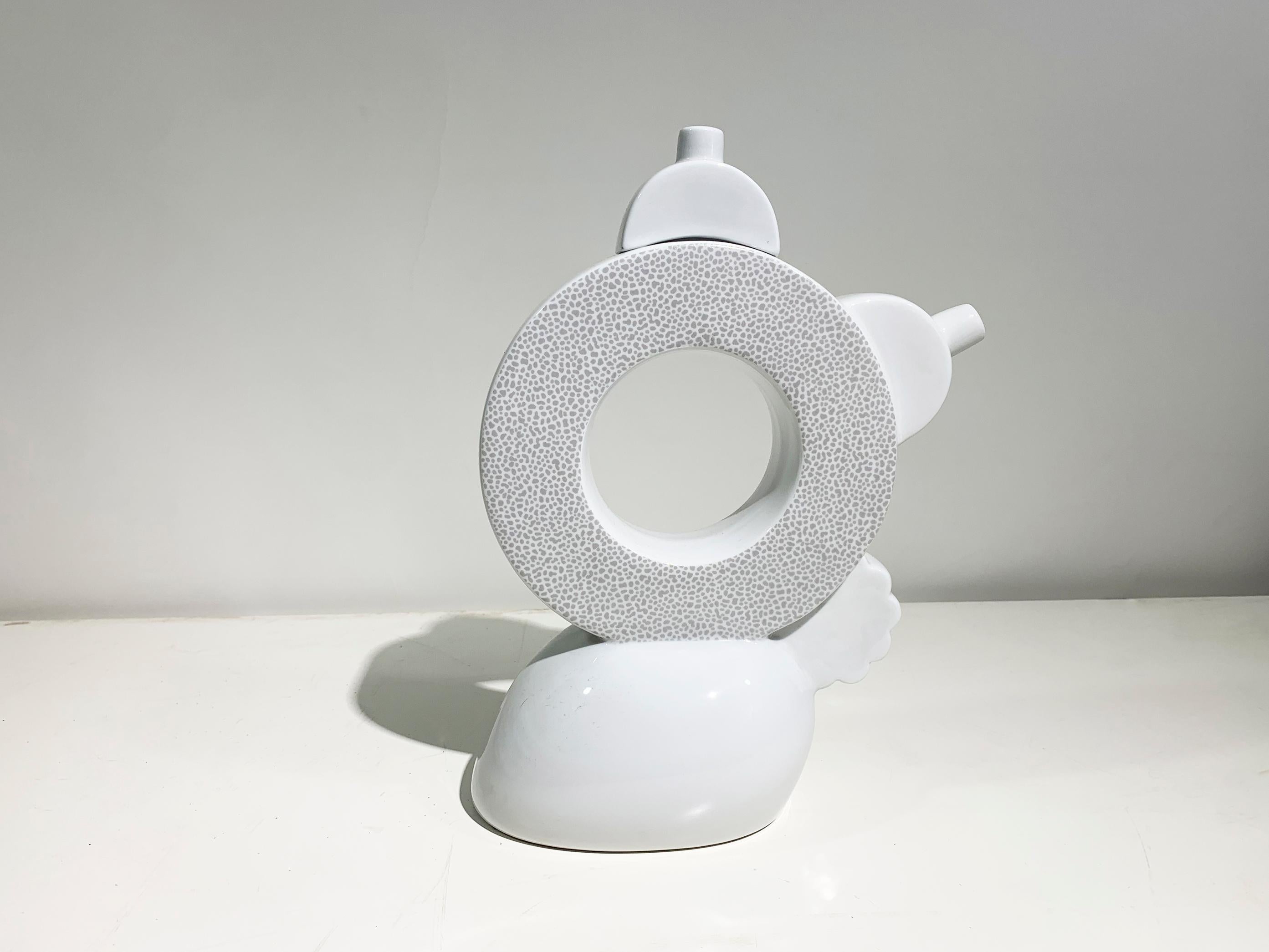 CHAD Teapot, Designed by Matteo Thun in 1982. For the collection Memphis Milano. In Good Condition For Sale In Beirut, LB