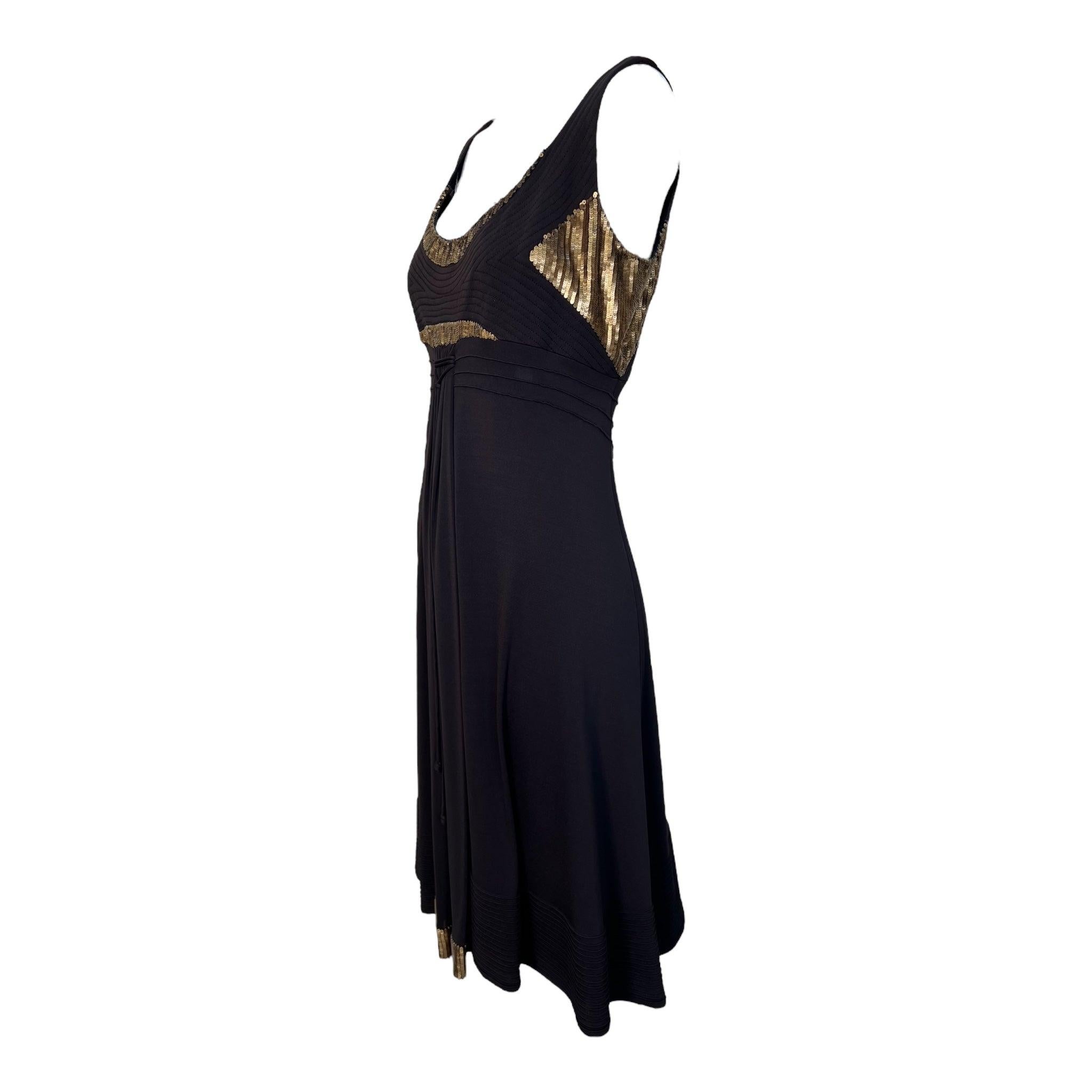 Elégante petite robe de cocktail de CHADO Ralph Rucci des années 2000. Le jersey mat en viscose brune s'harmonise parfaitement avec les paillettes dorées et les détails de matelassage. Le corsage est orné de surpiqûres complexes, tandis que des