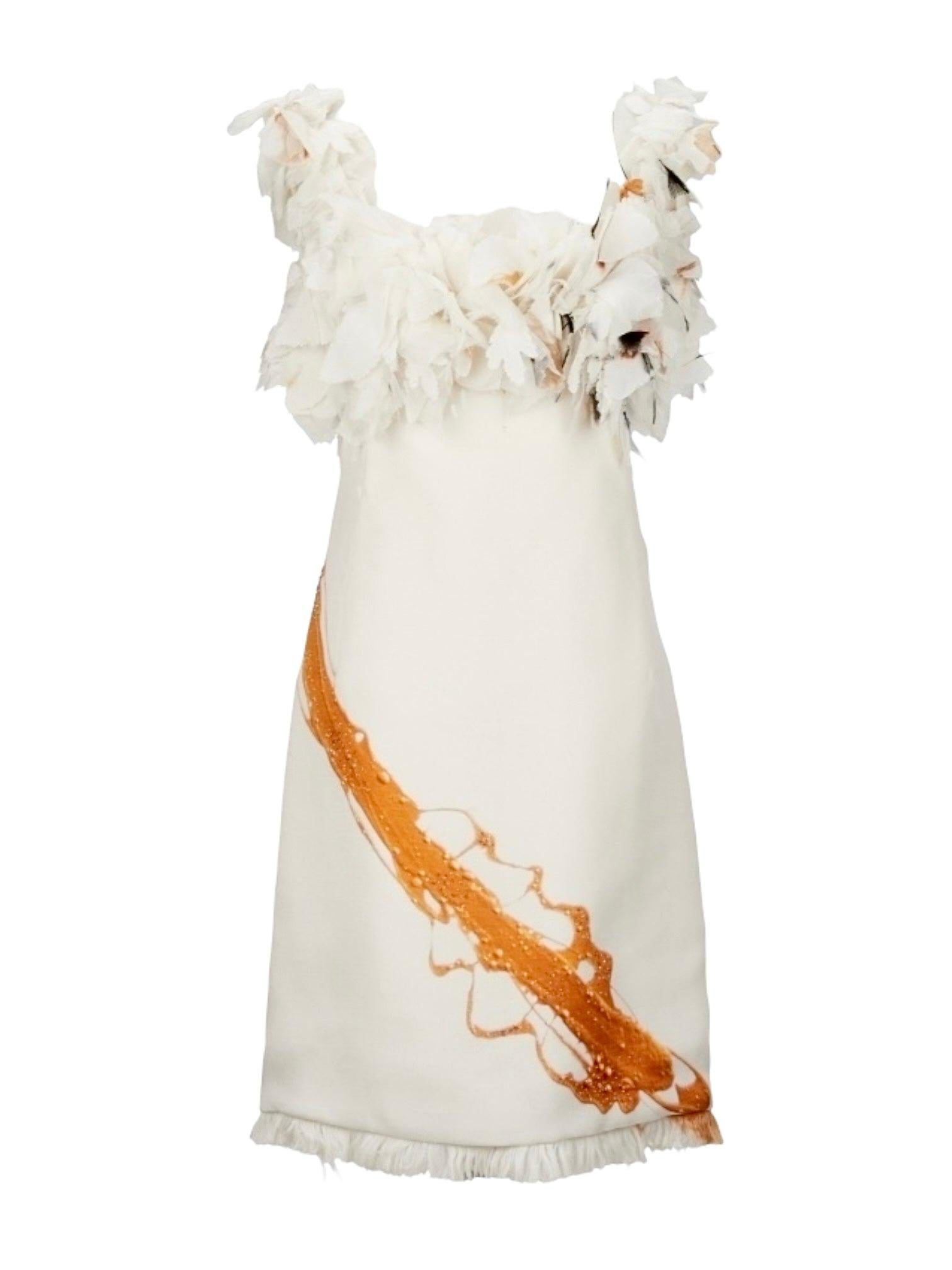 Conjunto de cóctel de alta costura de Chado Ralph Rucci. El diseño abstracto impreso en organdí de seda procede de una pintura digitalizada del propio Rucci. ¡Arte ponible! El minivestido de seda color hueso cremoso presenta un dobladillo con