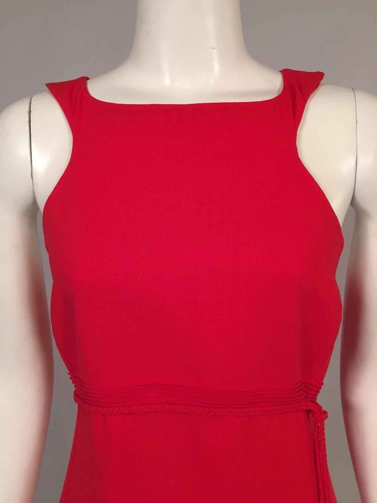 Un precioso tono rojo de lana de peso primaveral hace que este vestido destaque. Tiene un corpiño ajustado con sisas recortadas y una bonita hilera de costuras en relieve en la cintura de corte imperio. Se acentúa con un cinturón estrecho de lana
