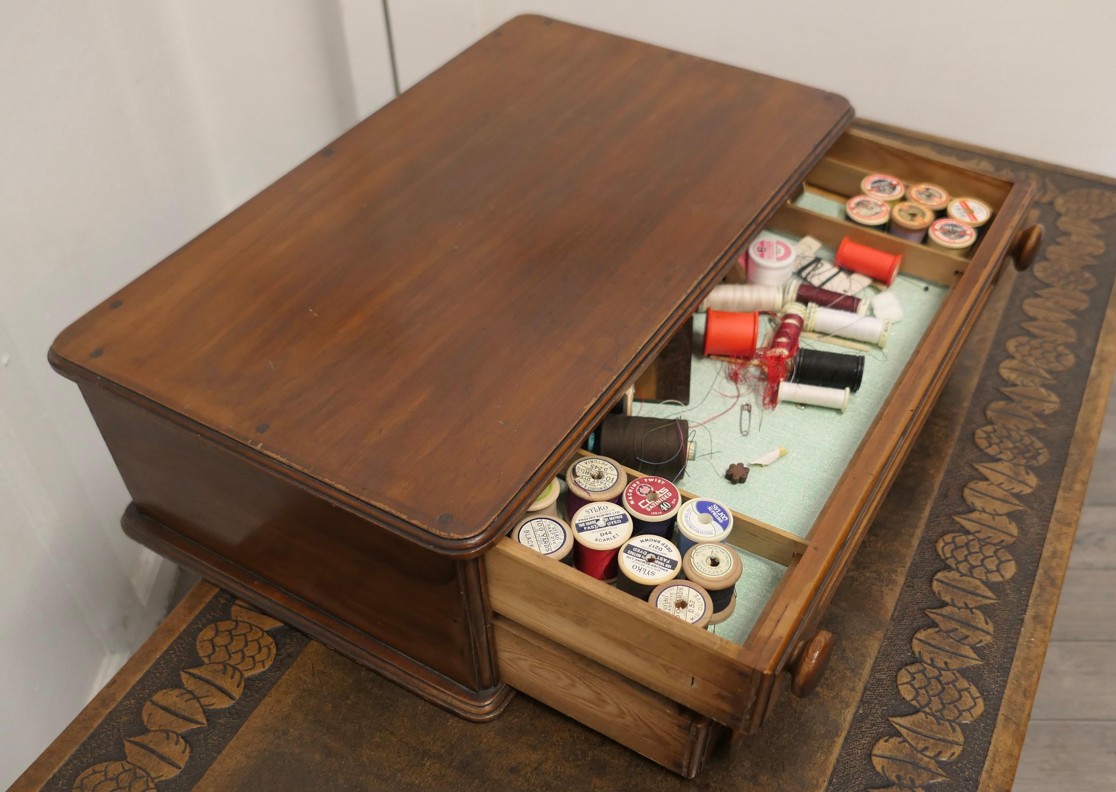 Chadwick’s Sewing Cottons Counter Top Cotton Reel Display Case   This Charming l In Good Condition For Sale In Chillerton, Isle of Wight