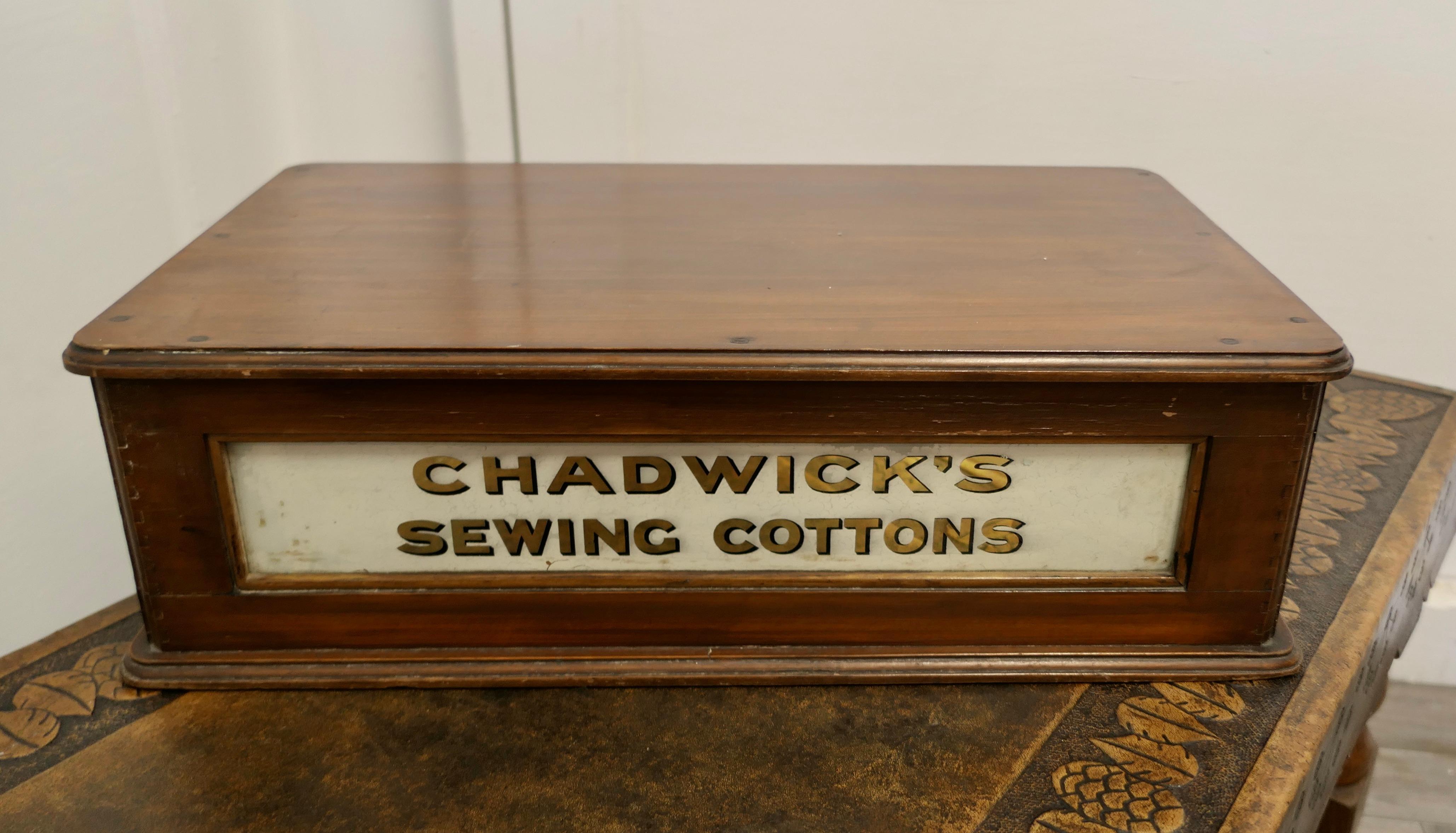 Chadwick's Sewing Cottons Counter Top Baumwollspulen-Vitrine   Diese charmante l (Walnuss) im Angebot
