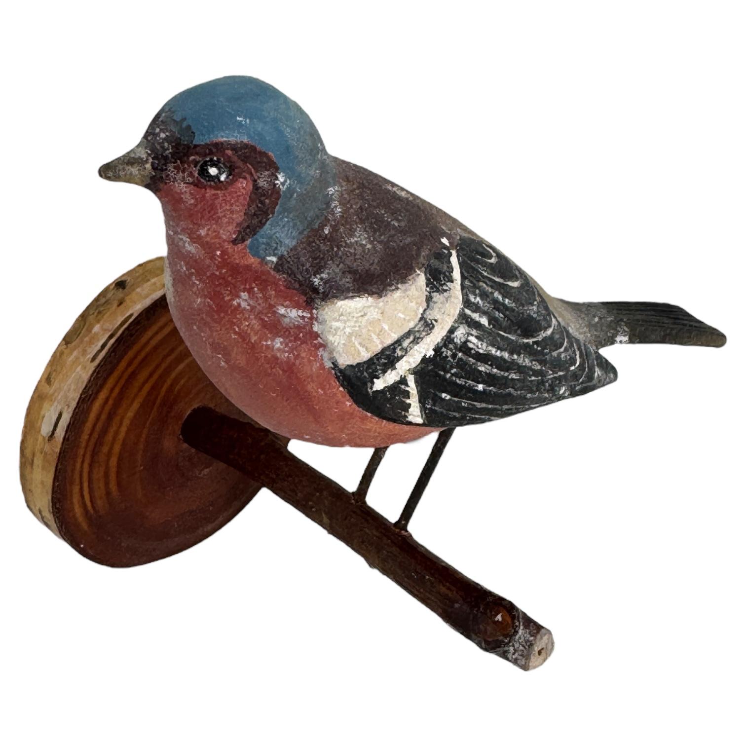 Precioso pájaro austriaco del siglo XX, tallado en madera, montado sobre un soporte para colgar. La tradición de estos pájaros en Austria, llamados 
