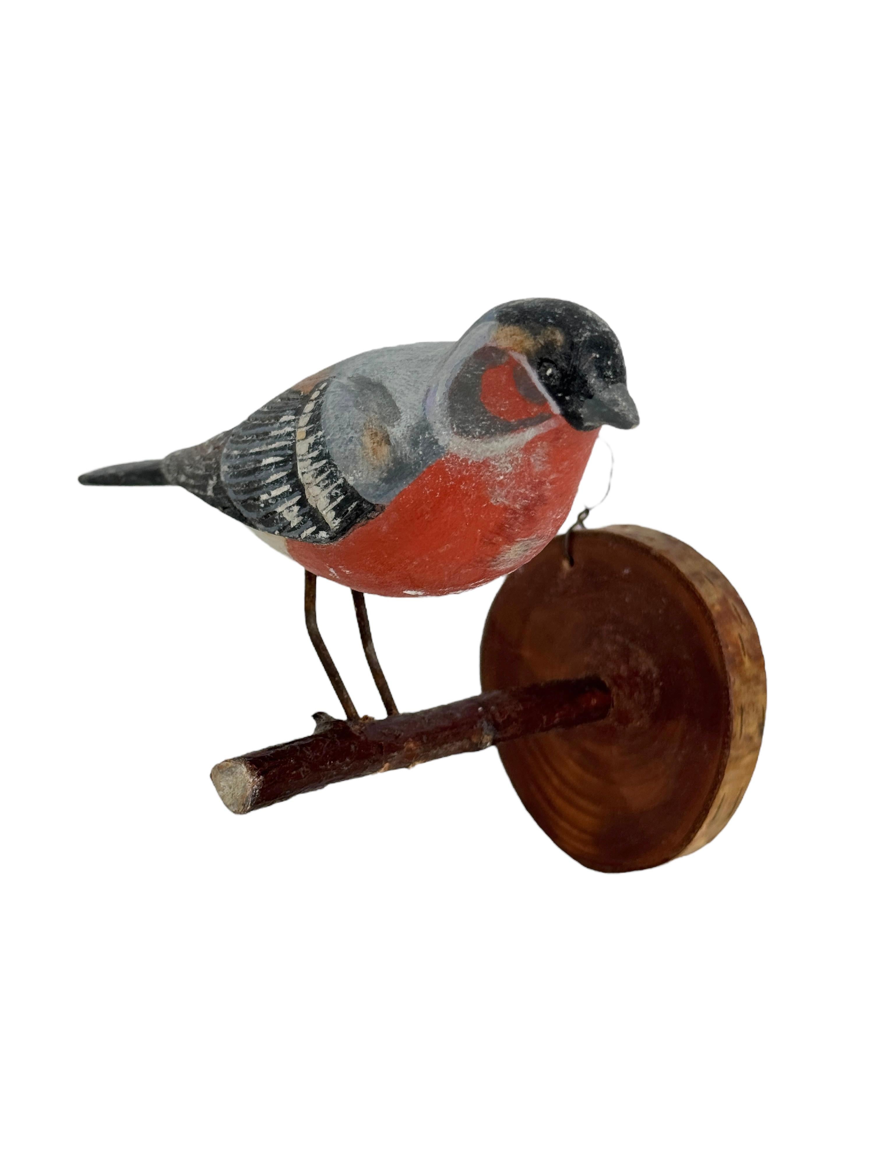 Ein schöner geschnitzter Holzvogel aus dem 20. Jahrhundert, montiert auf einem Ständer zum Aufhängen. Die Tradition dieser in Österreich 