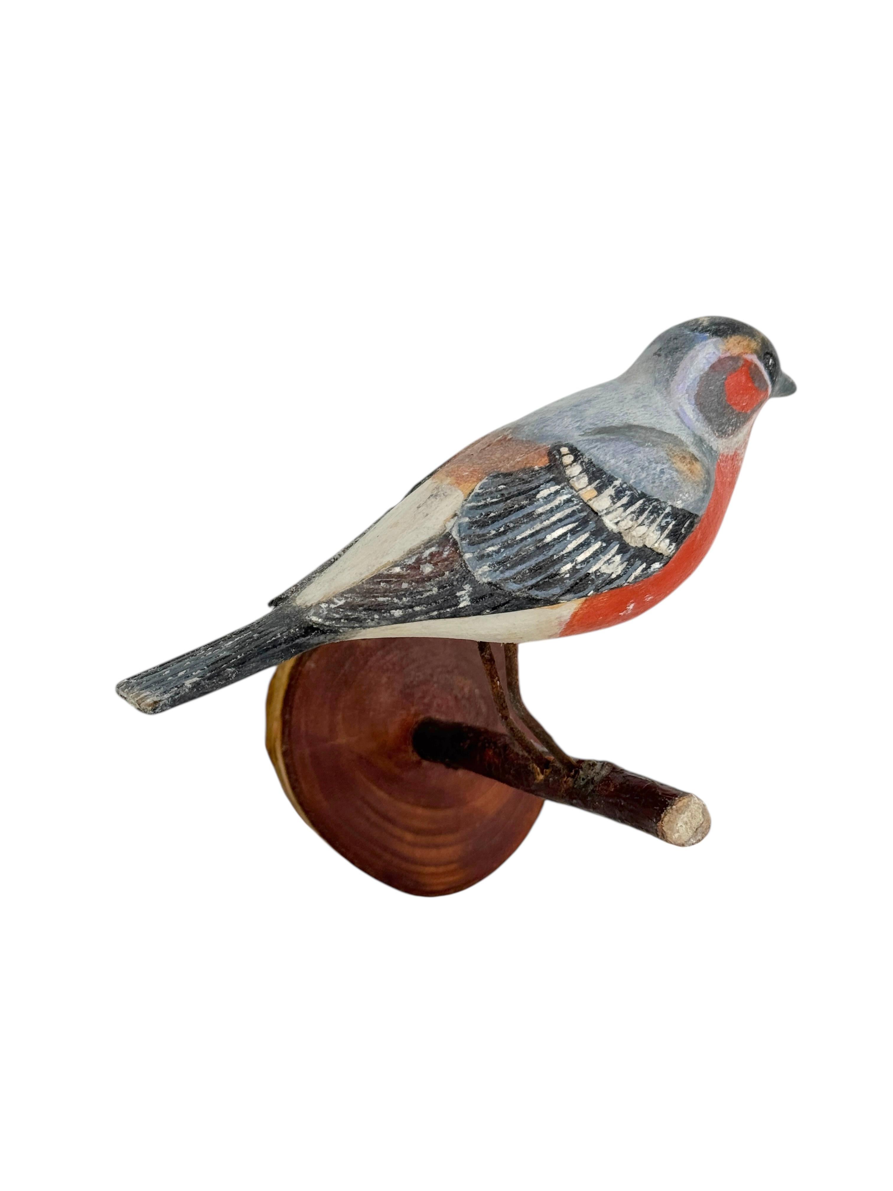Buchfink Vichtauer Handgeschnitzter Holzvogel Schwarzwälder Volkskunst, Österreich, 1920er Jahre (Österreichisch) im Angebot