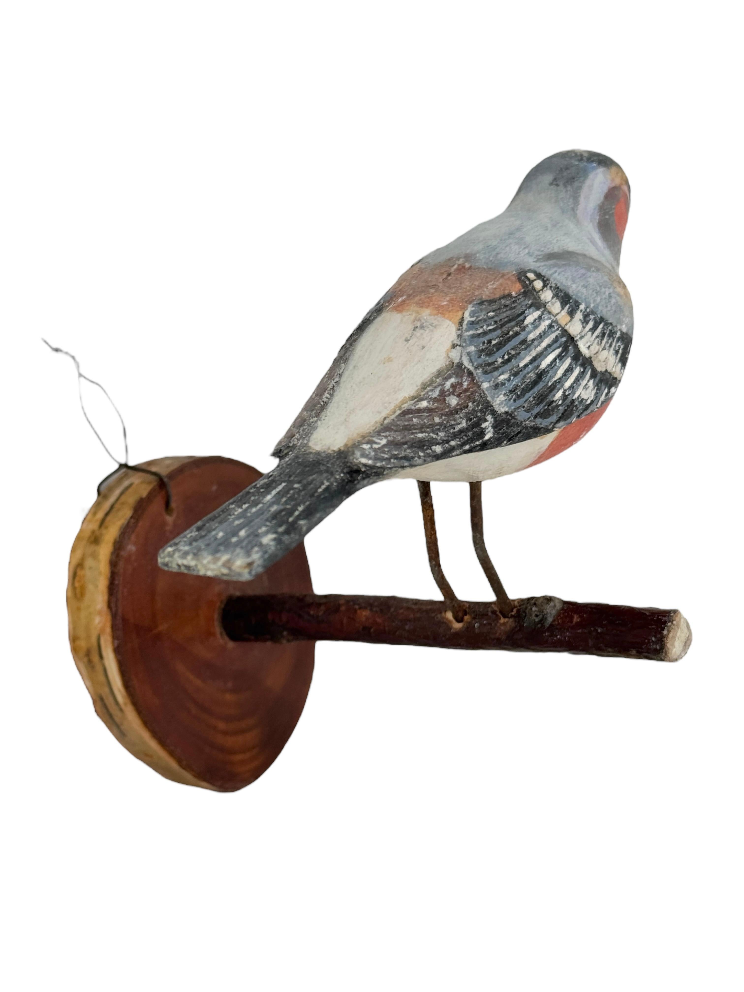 Buchfink Vichtauer Handgeschnitzter Holzvogel Schwarzwälder Volkskunst, Österreich, 1920er Jahre (Frühes 20. Jahrhundert) im Angebot