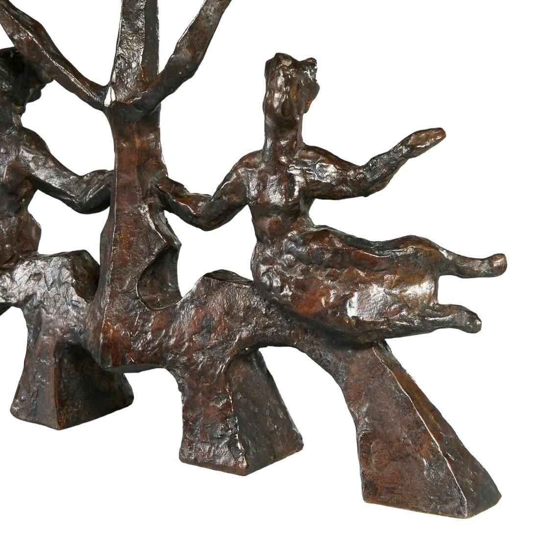 Chaim Gross 1902 - 1991, Menorah en bronze

Signé et numéroté 1/6 sur le pied arrière,

13,5 