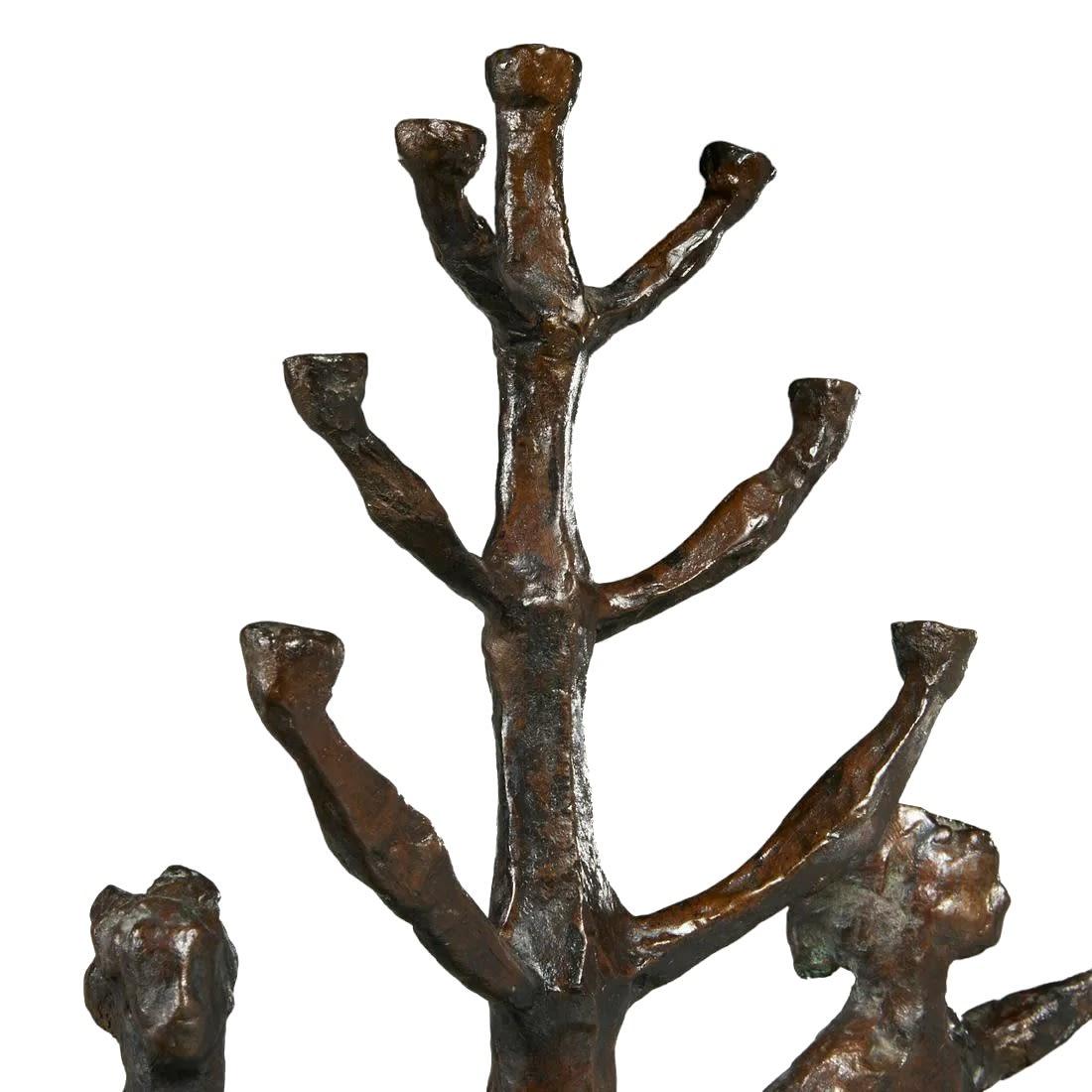 20ième siècle Chaim Gross 1902 - 1991, Menorah judaïque en bronze en vente