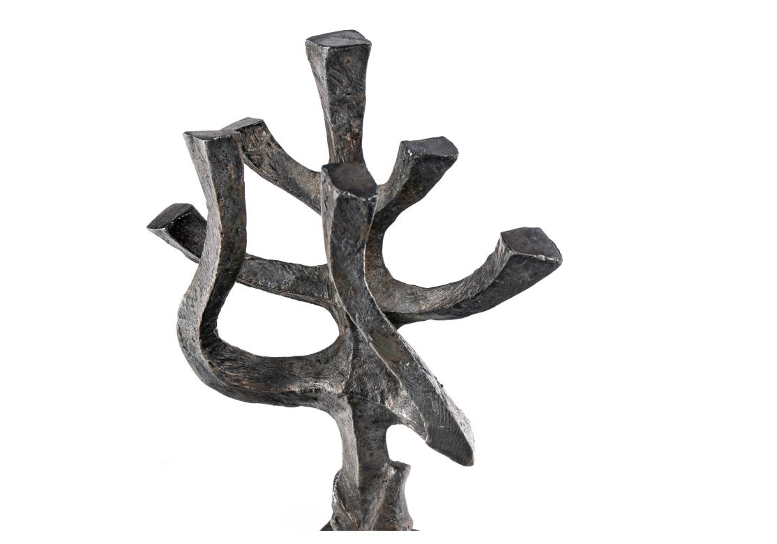 Brutalisme Chaim Gross (Autrichien/Américain, 1904-1991), Menorah du milieu du siècle dernier en bronze foncé moulé en vente