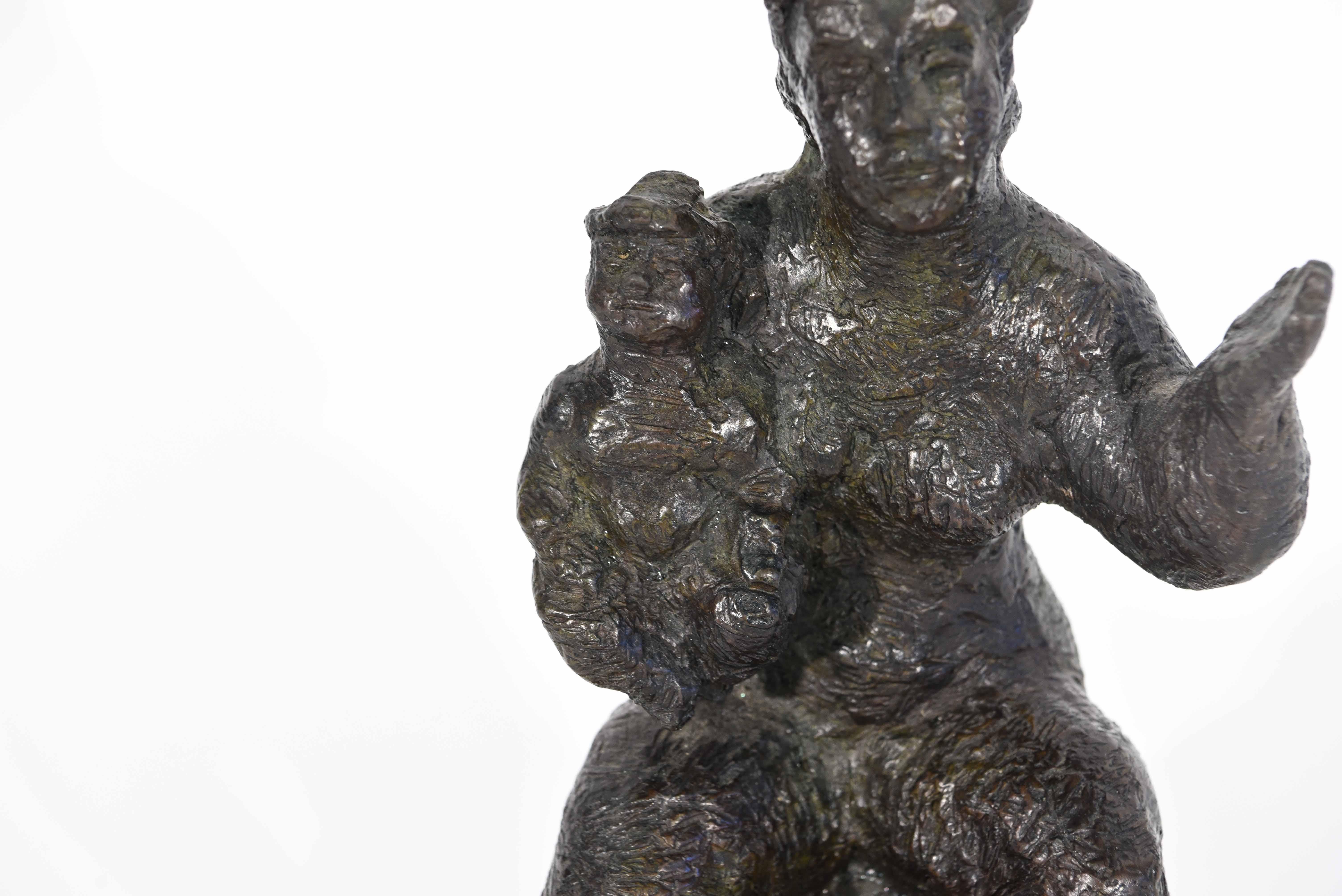 Chaim Gross „Mutter Pride“ Figurative Bronzeskulptur; Mutter und Kind (Expressionismus) im Angebot