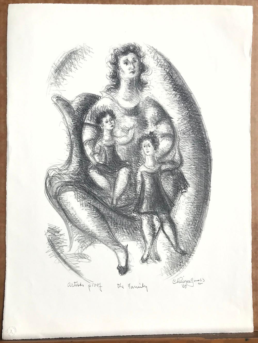 THE FAMILY est une lithographie originale sur pierre, dessinée à la main, de l'artiste/sculpteur américain Chaim Gross. Charmante étude de figure d'une femme assise accompagnée de ses enfants, un jeune garçon et une jeune fille.  THE FAMILY a été