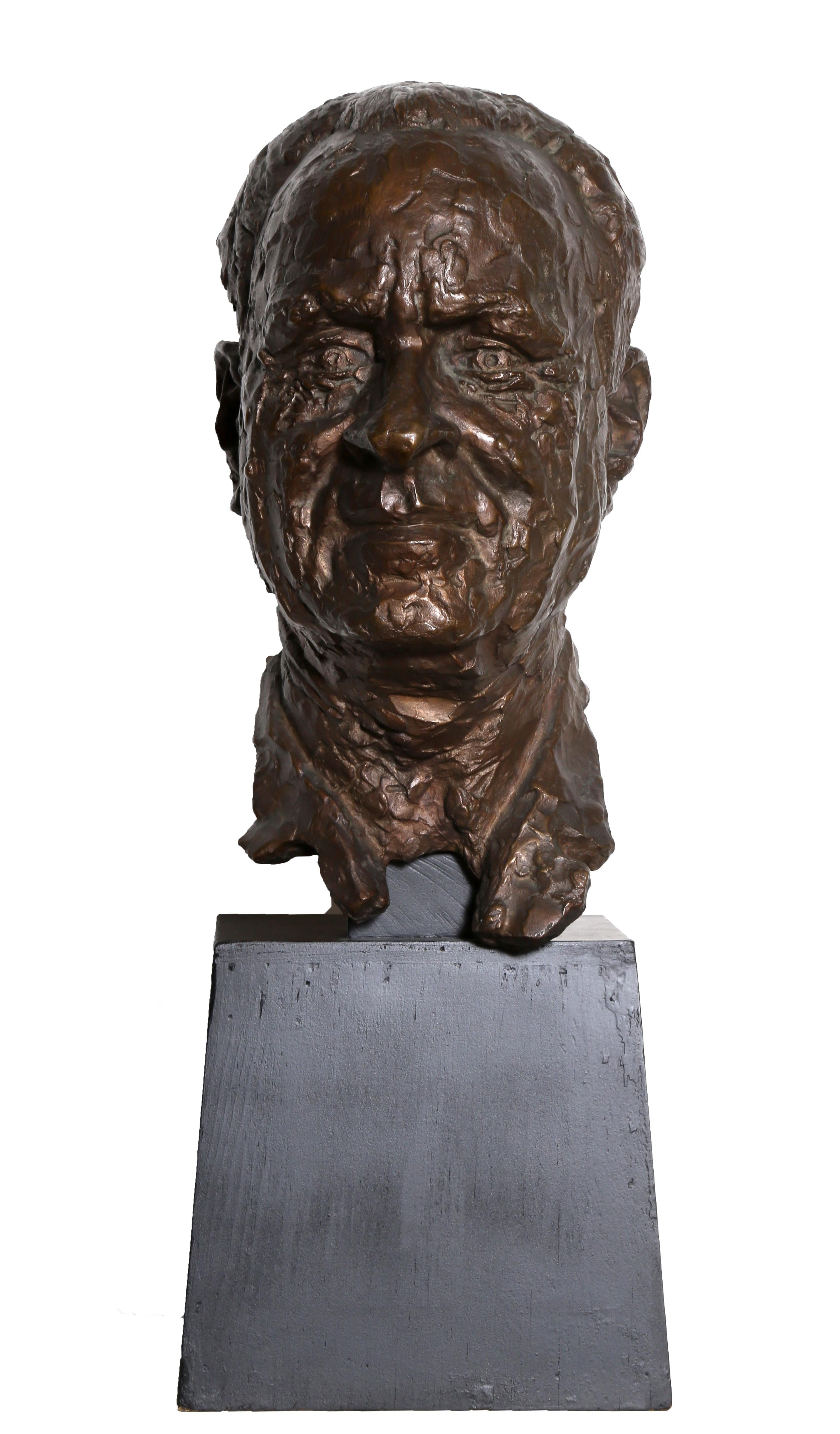 Künstler: Chaim Gross, Österreicher/Amerikaner (1904 - 1991)
Titel: Büste eines Mannes
Jahr: 1967
Medium: Bronzeskulptur, Signatur eingeschrieben
Größe: 12,5 x 6,5 x 8,5 in. (31,75 x 16,51 x 21,59 cm)
Sockel: 7 x 8 x 7,5 Zoll