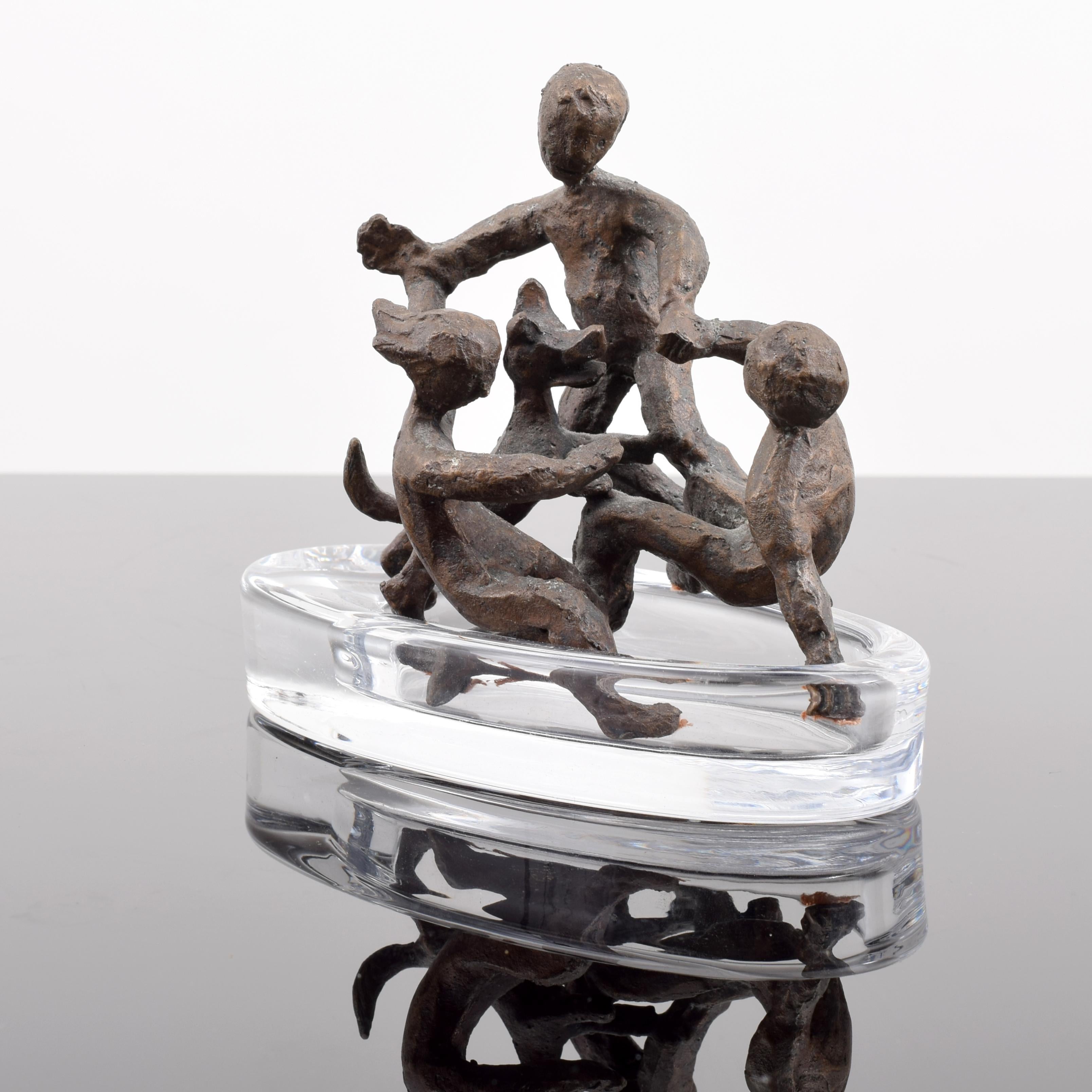 Sculpture en bronze Chaim Gross, chien et enfants en vente 1