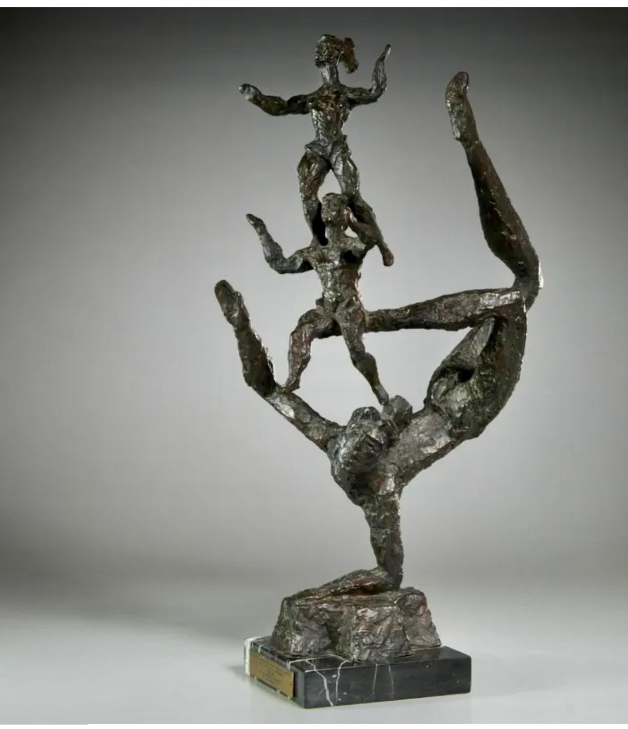 Grande sculpture en bronze Chaim Gross mi-siècle moderne représentant des acrobates d'un cirque, artiste de la WPA en vente 3