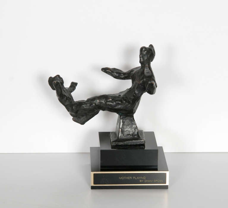 Mutter beim Spielen, Skulptur aus Bronze und Holz von Chaim Gross