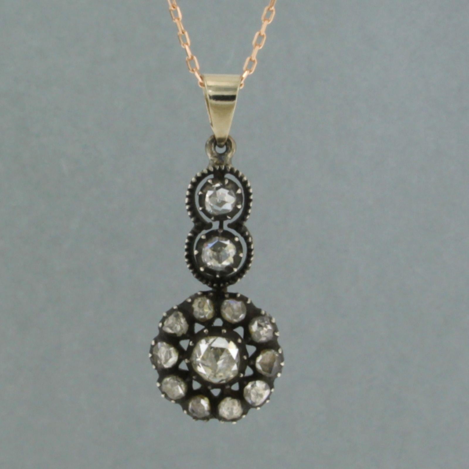 Collier en or rose 14k avec pendentif en or et argent serti de diamants roses. 0,50ct - G/H - SI - 45 cm 45 cm de long

description détaillée :

la longueur du collier est de 45 cm pour 0,7 mm de large, le collier est neuf

la taille du pendentif