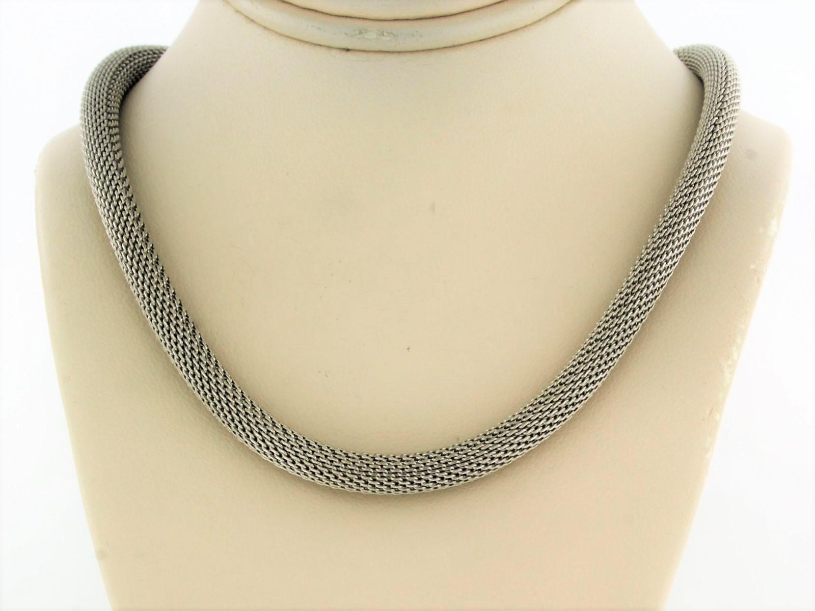 14 kt white gold necklace - 40 cm

detailed description:

the necklace with lock is 40 cm long and 5.0 mm wide

weight 27.5 grams

hallmark present, tested and guaranteed 14k gold

necklace is in good condition
20221443