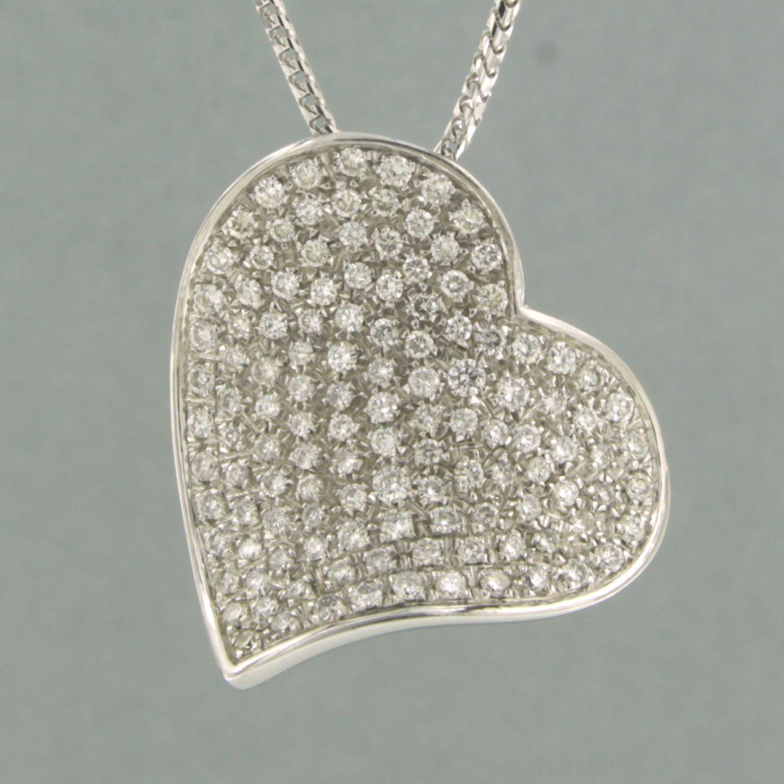 18k white gold necklace with a pendant in the shape of a heart set with brilliant cut diamonds. 1.50ct - H/I - VS/SI - 50 cm long

detailed description:

the necklace is 50 cm long and 1.2 mm wide

the pendant is 2.5 cm long by 2.5 mm wide

weight