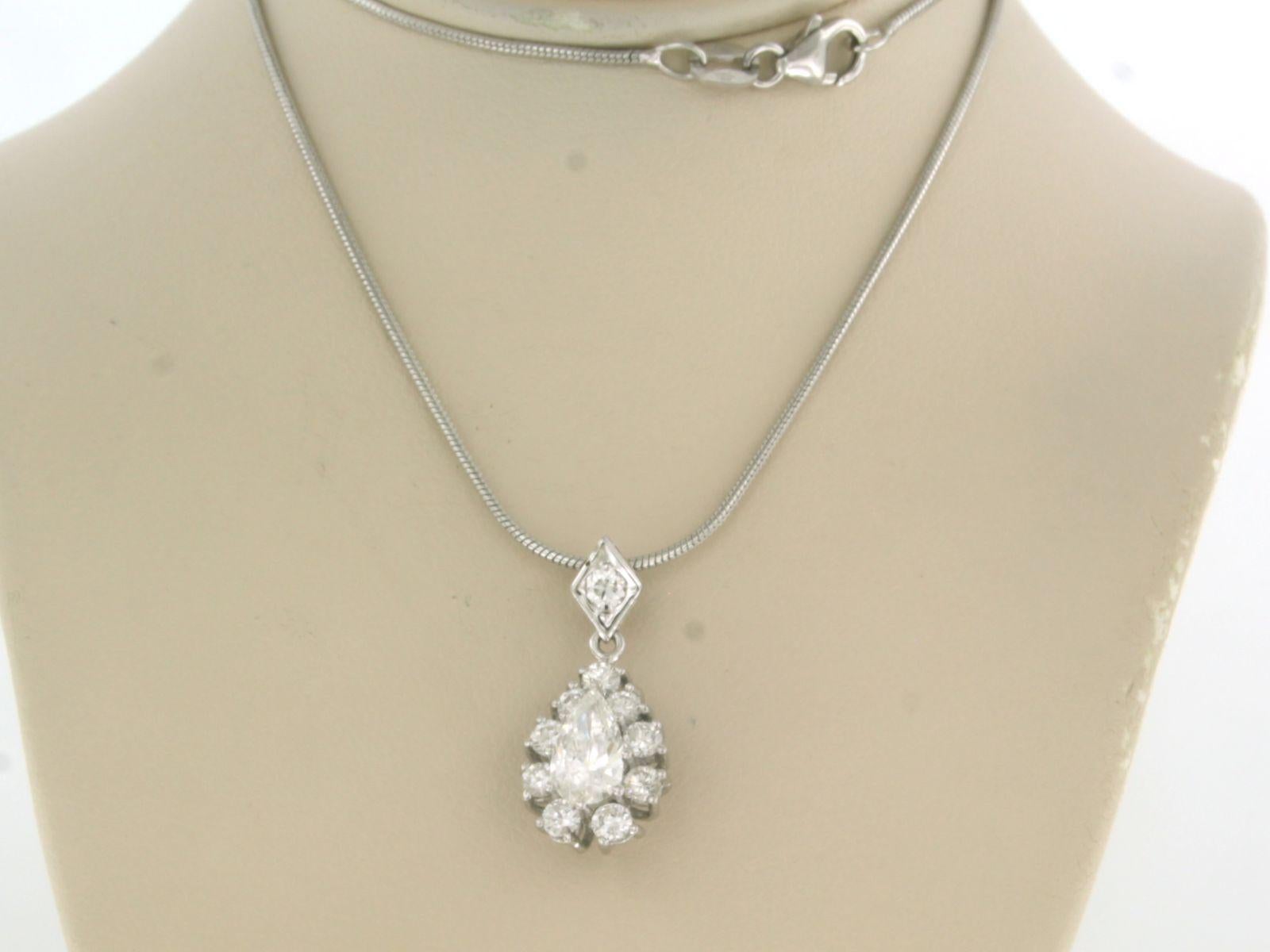 14k white gold necklace with pendant set with a pear-shaped cut diamond in the center. 1.00ct - F/G - VS/SI and an entourage of brilliant cut diamonds up to. 0.75ct - F/G - VS/SI - 40 cm long

detailed description

the length of the necklace is 45
