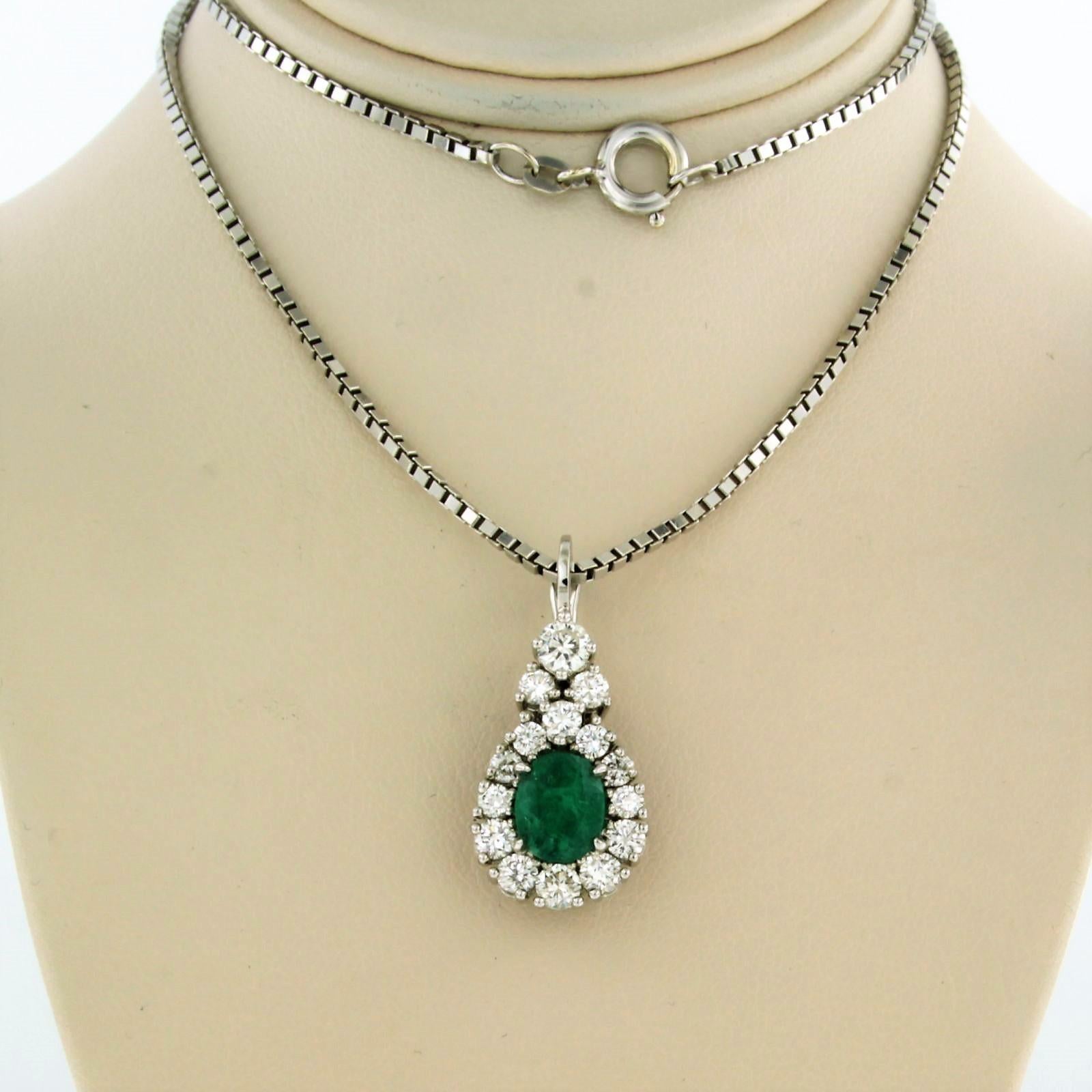 14 kt white gold necklace with pendant set with emerald and brilliant cut diamond to. 1.00 ct - F/G - VS/SI - 40 cm long

Detailed description

the length of the necklace is 40 cm long by 1.4 mm wide

the size of the pendant is 2.5 cm by 1.3 cm