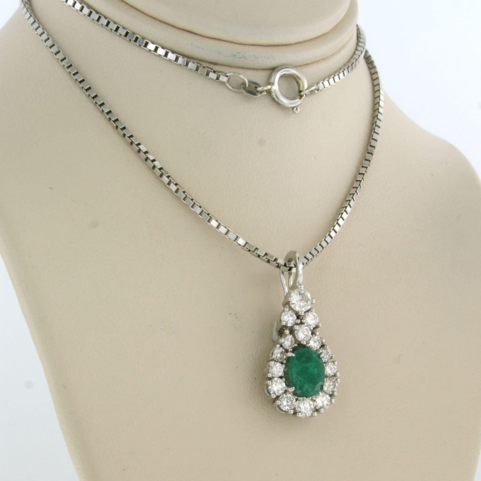 Modern Chain and pendant set with emerald and briljant cut diamonds 14k white gold For Sale