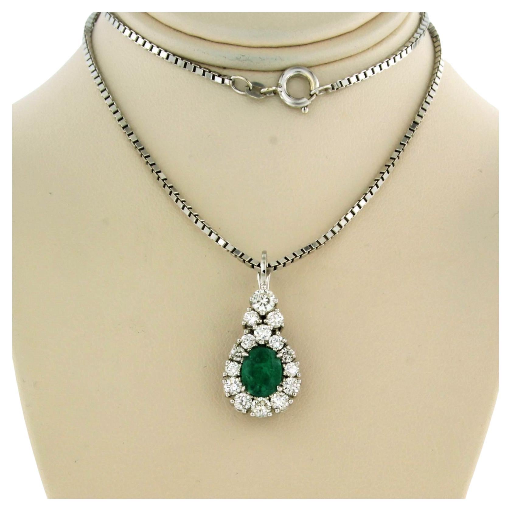 Chain and pendant set with emerald and briljant cut diamonds 14k white gold For Sale