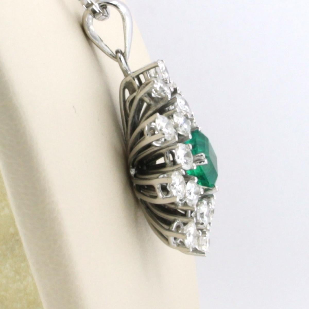 Brilliant Cut Chain and pendant set with emerald and diamonds up to 1.96ct 14k white gold For Sale